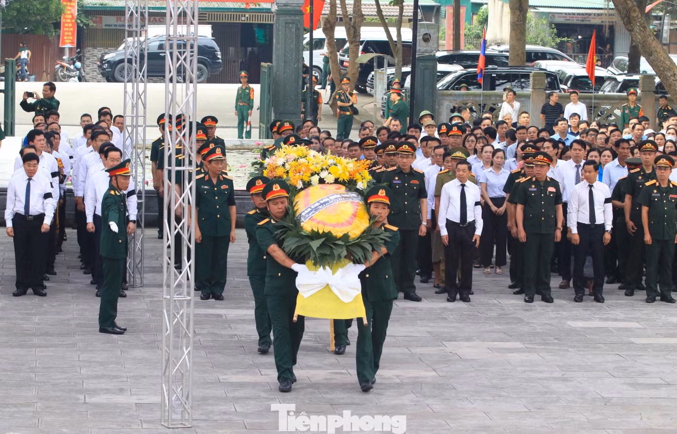 "Hôm nay, Tổ quốc đón các anh về trong khúc khải hoàn ca, dẫu có lệ rơi nhưng lòng chúng ta vẫn tự hào vì phần nào đã thực hiện được lời hứa đưa các anh về với đất mẹ, với Tổ quốc thân yêu, với gia đình, bạn bè và làng xóm. Xin kính cẩn nghiêng mình dâng lên hương hồn các anh hùng liệt sỹ những bông hoa tươi thắm, thắp nén hương thơm thể hiện lòng biết ơn vô hạn. Nguyện cầu cho hương hồn các anh siêu thoát nơi cõi vĩnh hằng, an giấc ngàn thu trên đất mẹ, phù hộ độ trì cho quốc thái dân an, ấm no, hạnh phúc, cho tình đoàn kết hữu nghị đặc biệt hai nước Việt - Lào mãi mãi xanh tươi. Tổ quốc nhân dân đời đời ghi nhớ công ơn các anh hùng liệt sỹ", Trưởng ban Chỉ đạo đặc biệt tỉnh Nghệ An Bùi Đình Long đọc lời tri ân. "Hôm nay, Tổ quốc đón các anh về trong khúc khải hoàn ca, dẫu có lệ rơi nhưng lòng chúng ta vẫn tự hào vì phần nào đã thực hiện được lời hứa đưa các anh về với đất mẹ, với Tổ quốc thân yêu, với gia đình, bạn bè và làng xóm. Xin kính cẩn nghiêng mình dâng lên hương hồn các anh hùng liệt sỹ những bông hoa tươi thắm, thắp nén hương thơm thể hiện lòng biết ơn vô hạn. Nguyện cầu cho hương hồn các anh siêu thoát nơi cõi vĩnh hằng, an giấc ngàn thu trên đất mẹ, phù hộ độ trì cho quốc thái dân an, ấm no, hạnh phúc, cho tình đoàn kết hữu nghị đặc biệt hai nước Việt - Lào mãi mãi xanh tươi. Tổ quốc nhân dân đời đời ghi nhớ công ơn các anh hùng liệt sỹ", Trưởng ban Chỉ đạo đặc biệt tỉnh Nghệ An Bùi Đình Long đọc lời tri ân.