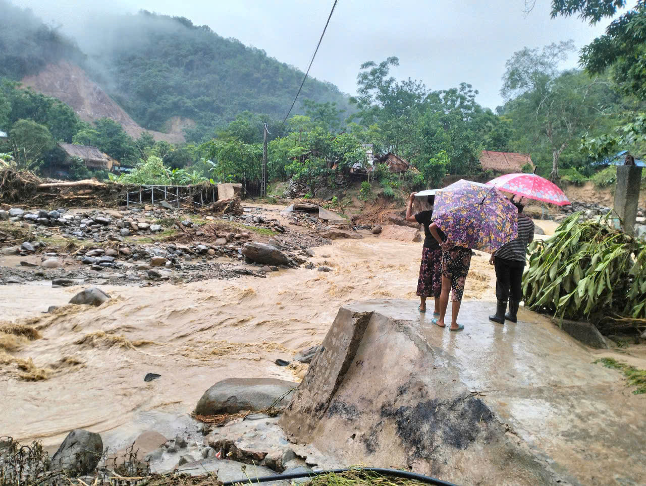 Trận lũ quét đã gây sạt lở đất, bờ sông suối khiến nhiều ngôi nhà ở 2 xã Nhôn Mai và Hữu Khuông có nguy cơ bị sạt lở. Nhiều tuyến đường bị hư hỏng, chia cắt.