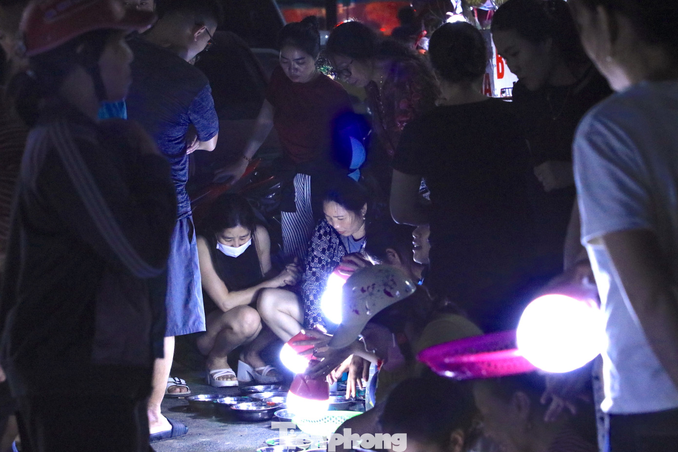 Mỗi người bán mang theo những chiếc bóng đèn tích điện đủ sáng để soi tạo hiệu ứng mực nhấp nháy dưới ánh đèn, kích thích thị giác cho khách xem và mua.