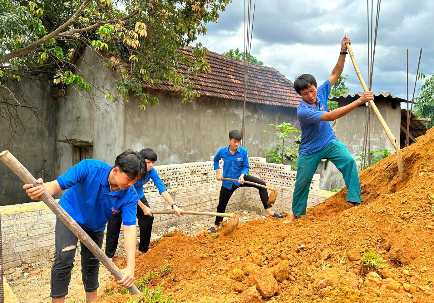 Tuổi trẻ Nghệ An góp sức mình đến những huyện miền núi biên giới, đến với bà con dân tộc thiểu số khó khăn.