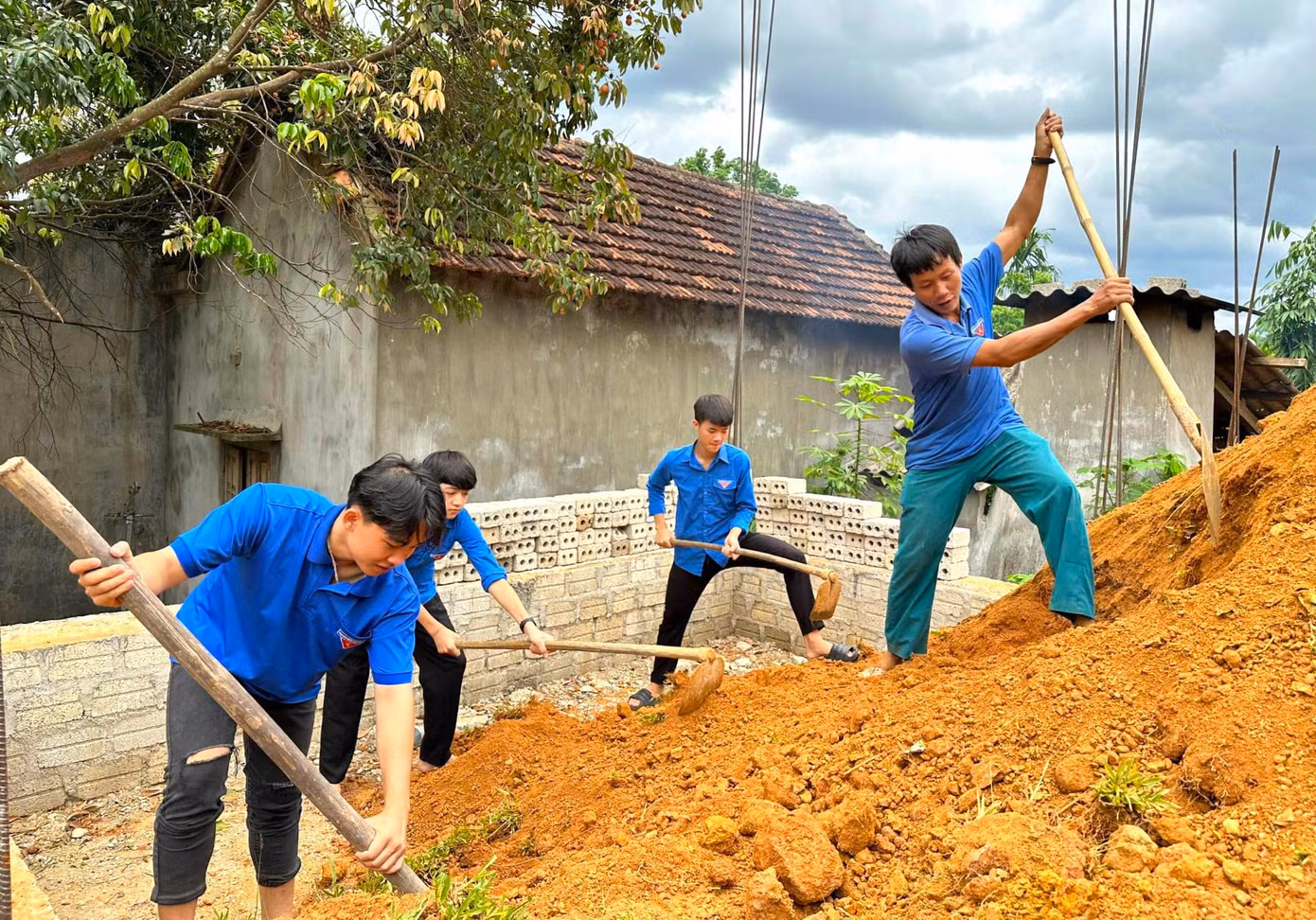 Tuổi trẻ Nghệ An góp sức mình đến những huyện miền núi biên giới, đến với bà con dân tộc thiểu số khó khăn. Tuổi trẻ Nghệ An góp sức mình đến những huyện miền núi biên giới, đến với bà con dân tộc thiểu số khó khăn.