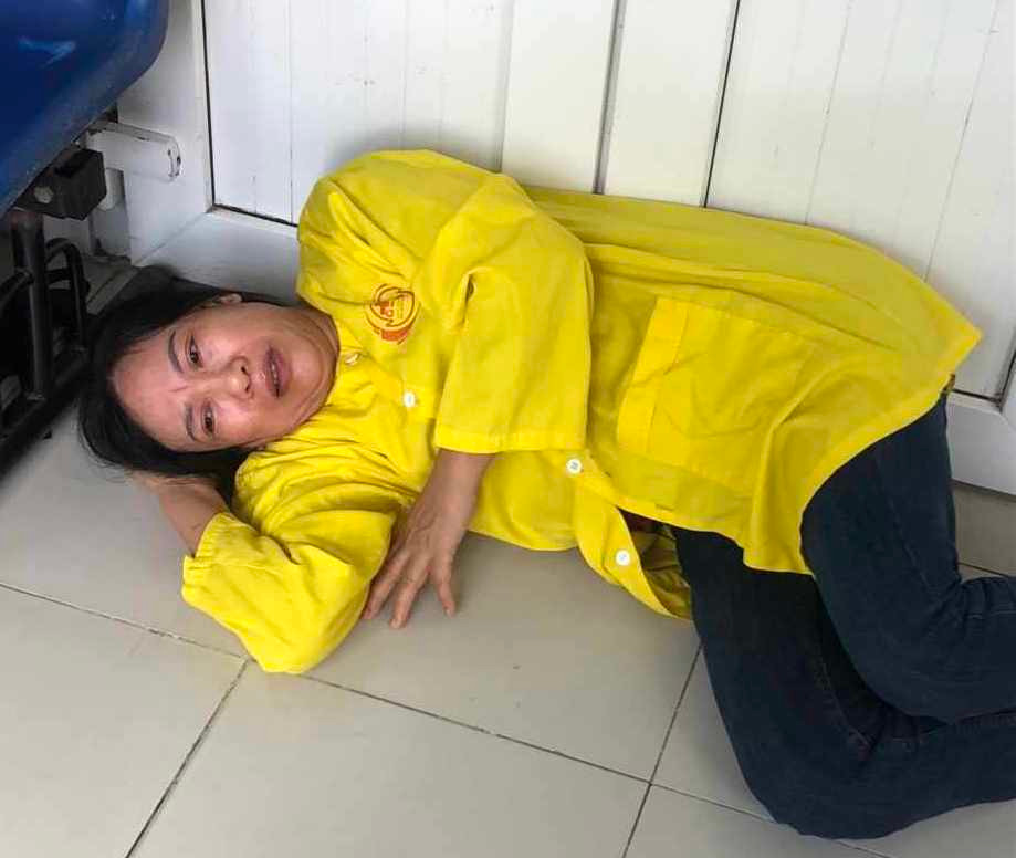 Nghe tin con gặp nạn, bà Nguyệt đến Bệnh viện hữu nghị đa khoa Nghệ An nhưng không được vào nên chỉ nằm ngoài hành lang ngóng đợi tin tức con. Nghe tin con gặp nạn, bà Nguyệt đến Bệnh viện hữu nghị đa khoa Nghệ An nhưng không được vào nên chỉ nằm ngoài hành lang ngóng đợi tin tức con.