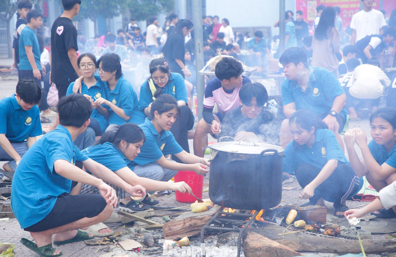Sau khi việc gói bánh hoàn tất, các em học sinh tổ chức nhóm lửa nấu bánh chưng, bánh truyền thống ngay tại sân trường.