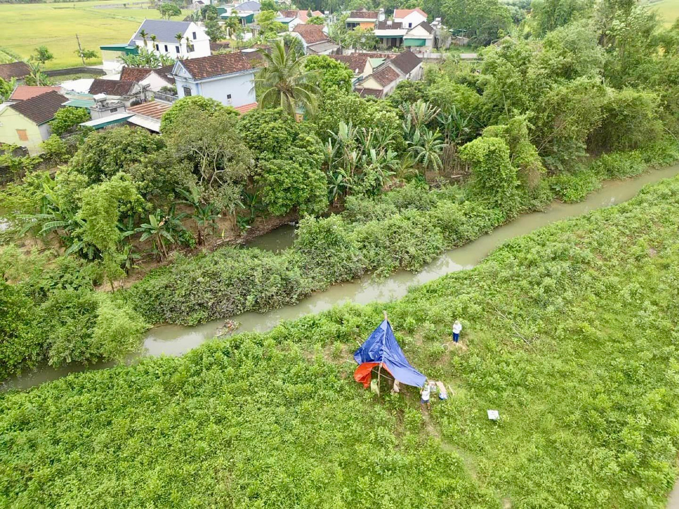 Mương nước ở cánh đồng nơi phát hiện thi thể bà P. sau 5 ngày đi mò ốc. Mương nước ở cánh đồng nơi phát hiện thi thể bà P. sau 5 ngày đi mò ốc.