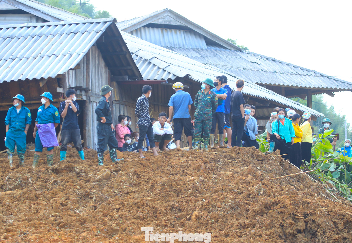 Vụ sạt lở đất cùng lúc cuốn trôi 6 ngôi nhà làm 9 người tử vong đã khiến người dân ở xóm Lũng Lỳ (xã Ca Thành) hoang mang, lo lắng. Những ngày tới, cuộc sống của những gia đình mất nhà cửa sẽ gặp muôn vàn khó khăn.