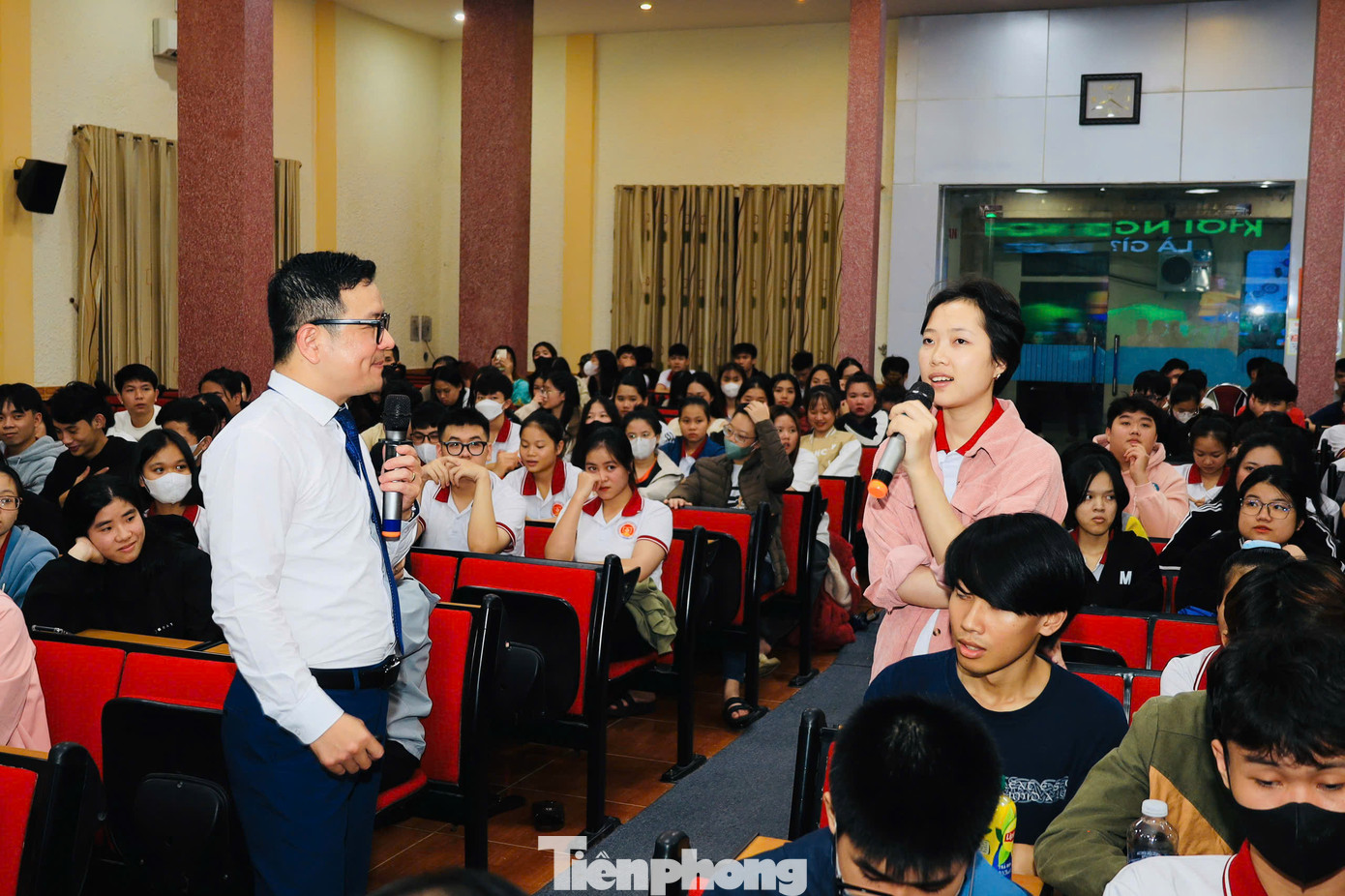 Diễn giả thạc sĩ Lê Anh Tuấn - Chuyên gia hướng nghiệp, khởi nghiệp Thành Đoàn Hà Nội; Giám đốc Tổ chức Giáo dục Hướng nghiệp và Phát triển Tài năng Đông Nam Á trao đổi, giao lưu với các thanh niên, sinh viên.