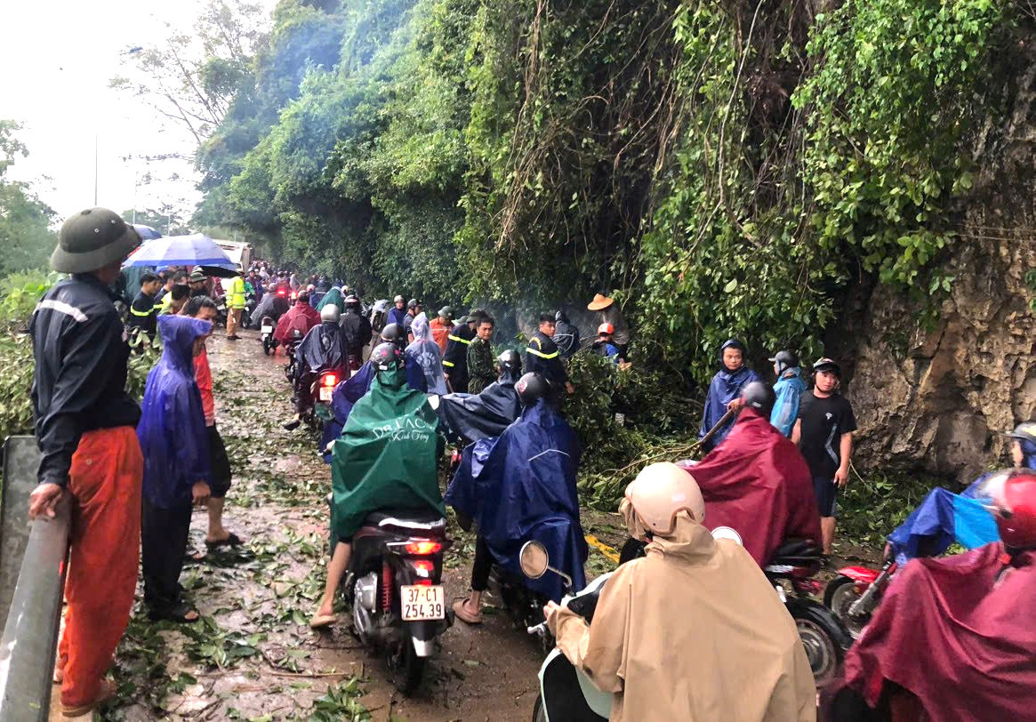 Quốc lộ 7 qua Eo Vực Bồng có lòng đường hẹp nên sự việc đã gây ách tắc giao thông. Ảnh: Bá Hậu Quốc lộ 7 qua Eo Vực Bồng có lòng đường hẹp nên sự việc đã gây ách tắc giao thông. Ảnh: Bá Hậu