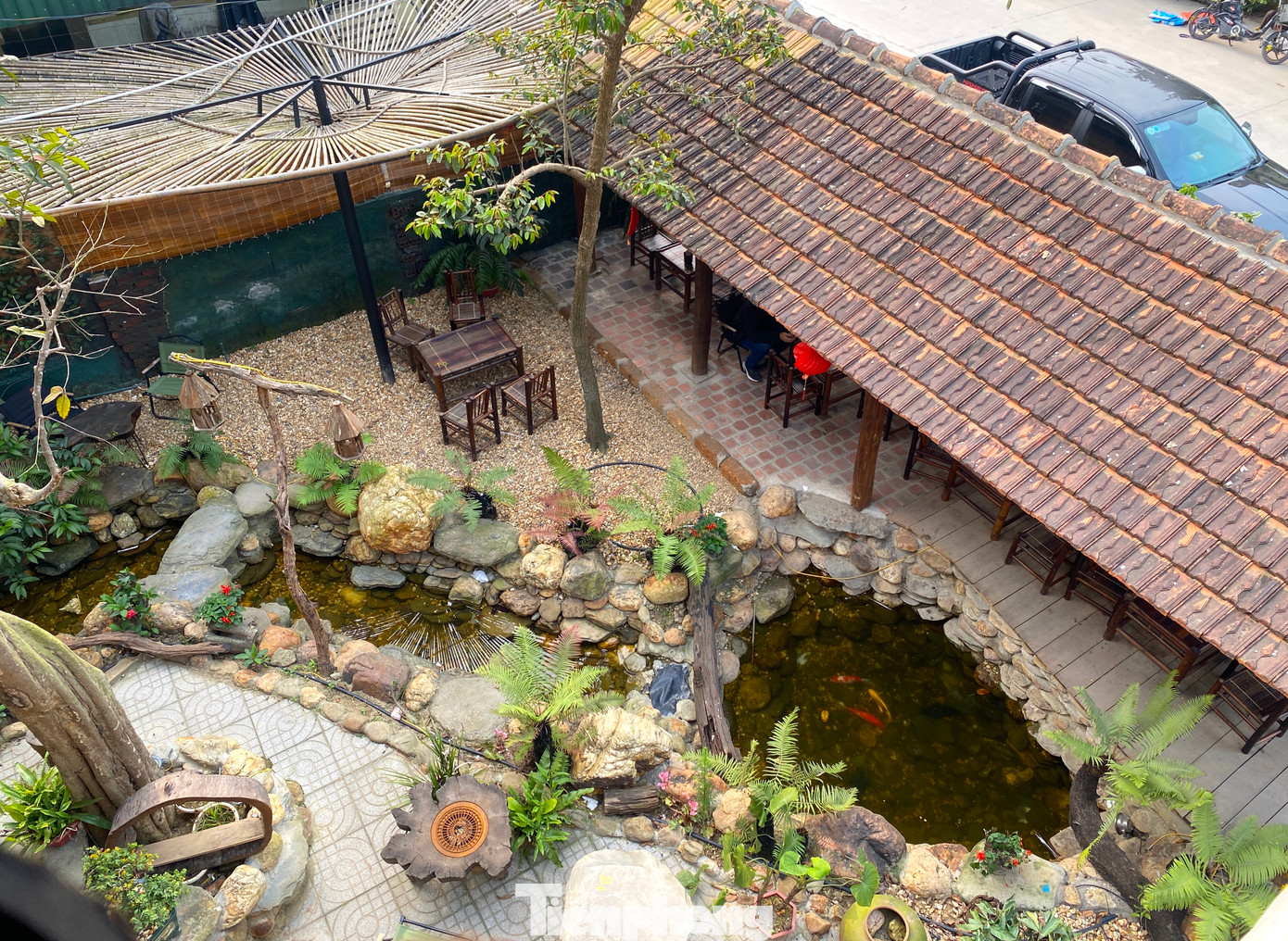 Bên trong khuôn viên, chủ quán thiết kế nhiều tiểu cảnh mang đến không gian gần gũi với thiên nhiên.