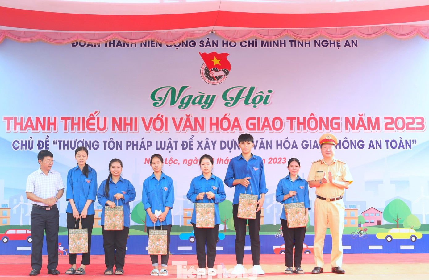 Nhiều suất quà ý nghĩa được trao tặng đến các em học sinh có hoàn cảnh khó khăn, các đoàn viên.