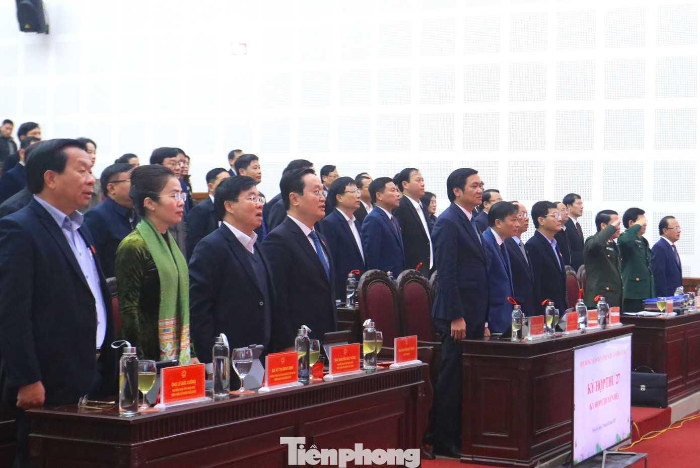 Các đại biểu làm lễ chào cờ tại kỳ họp Hội đồng nhân dân tỉnh Nghệ An. Các đại biểu làm lễ chào cờ tại kỳ họp Hội đồng nhân dân tỉnh Nghệ An.