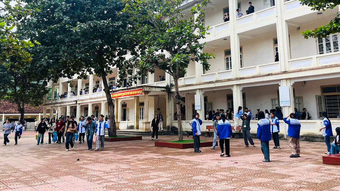 Giờ ra chơi, sân của trường THPT Tương Dương 1 lại đông vui tấp nập với những trò chơi thú vị như đá bóng, đá cầu, nhảy dây, chơi ù, tượng…