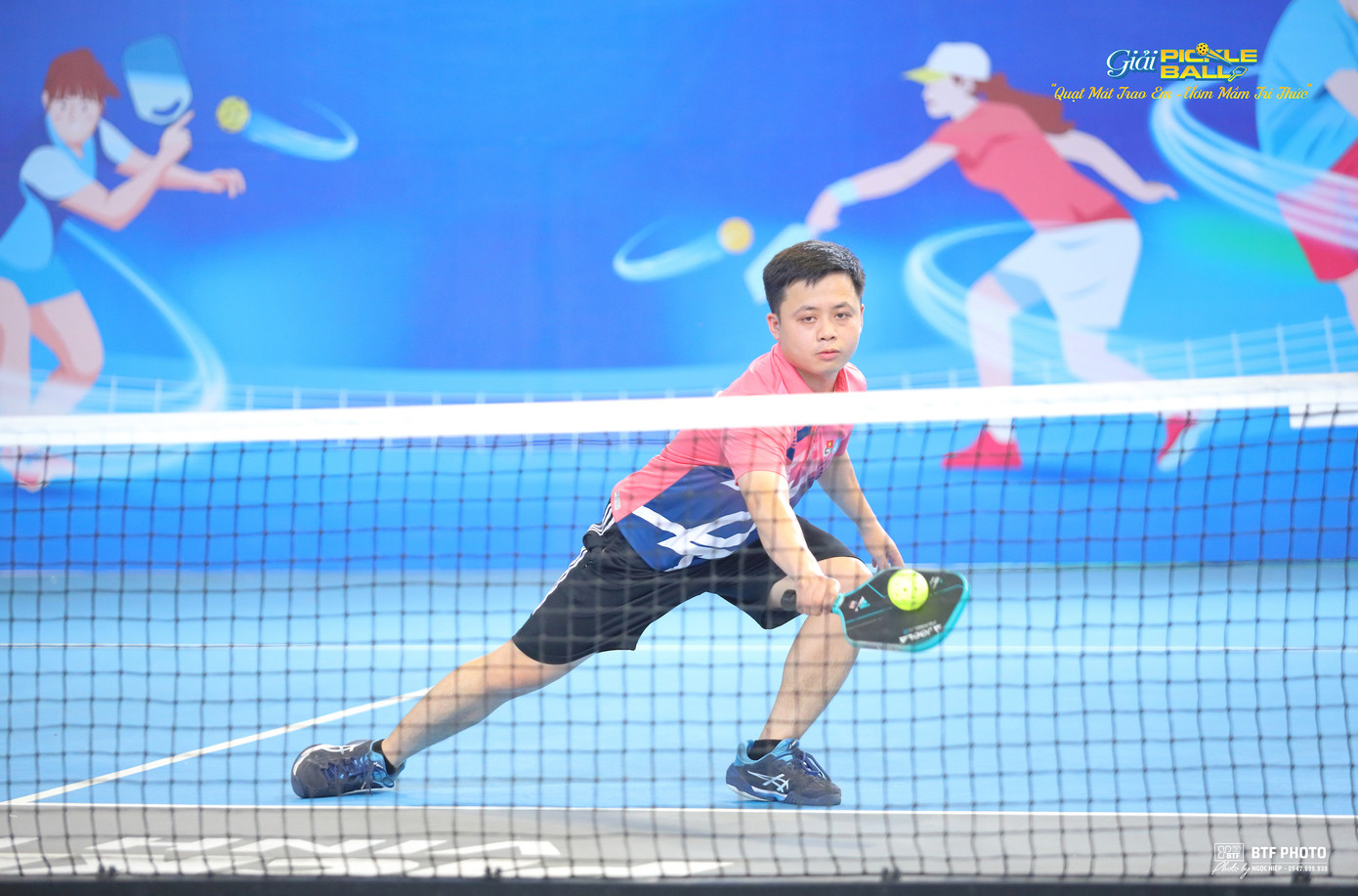 "Tham gia giải đấu, tôi được biết thêm nhiều bạn bè hơn, học hỏi thêm được nhiều điều hơn. Giải đấu không chỉ là nơi tranh tài thể thao mà còn là dịp để lan tỏa giá trị giáo dục, với những tấm gương vượt qua khó khăn, vươn lên từ những thử thách. Quan trọng hơn cả là chương trình thiện nguyện, kêu gọi trao tặng quạt cho các em học sinh miền núi trên địa bàn tỉnh Nghệ An. Chúng tôi sẽ cố gắng thi đấu hết mình vì giải đấu", vận động viên Nguyễn Hồng Quân nói. "Tham gia giải đấu, tôi được biết thêm nhiều bạn bè hơn, học hỏi thêm được nhiều điều hơn. Giải đấu không chỉ là nơi tranh tài thể thao mà còn là dịp để lan tỏa giá trị giáo dục, với những tấm gương vượt qua khó khăn, vươn lên từ những thử thách. Quan trọng hơn cả là chương trình thiện nguyện, kêu gọi trao tặng quạt cho các em học sinh miền núi trên địa bàn tỉnh Nghệ An. Chúng tôi sẽ cố gắng thi đấu hết mình vì giải đấu", vận động viên Nguyễn Hồng Quân nói.