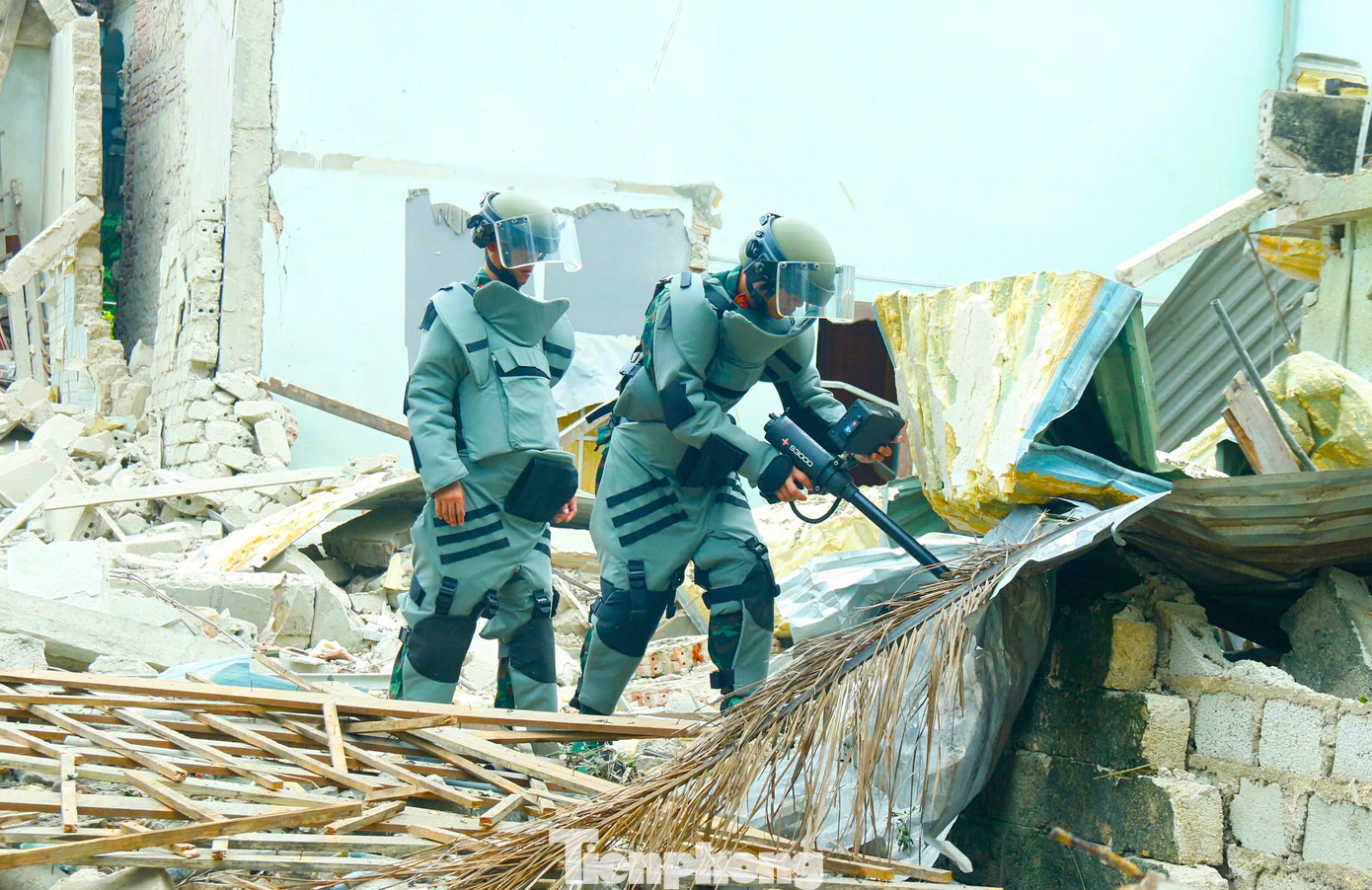 Mọi ngóc ngách, từng vị trí nhỏ tại hiện trường đều được lực lượng chức năng sử dụng thiết bị hiện đại rà soát, kiểm tra kỹ càng. Mọi ngóc ngách, từng vị trí nhỏ tại hiện trường đều được lực lượng chức năng sử dụng thiết bị hiện đại rà soát, kiểm tra kỹ càng.