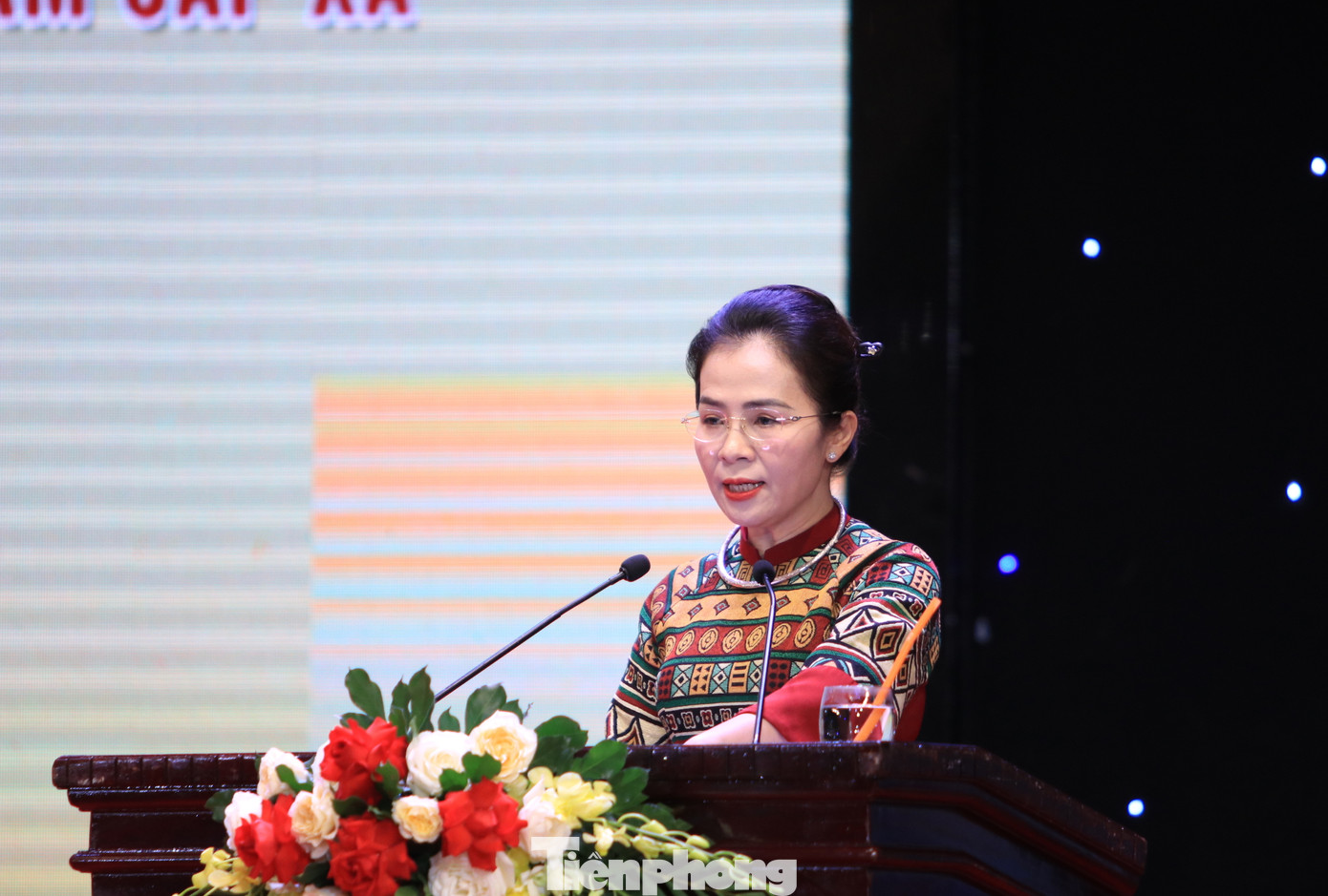 Bà Võ Thị Minh Sinh - Phó Bí thư Tỉnh ủy, Chủ tịch Ủy ban MTTQ Việt Nam tỉnh, Trưởng đoàn ĐBQH tỉnh Nghệ An công bố các quyết định.