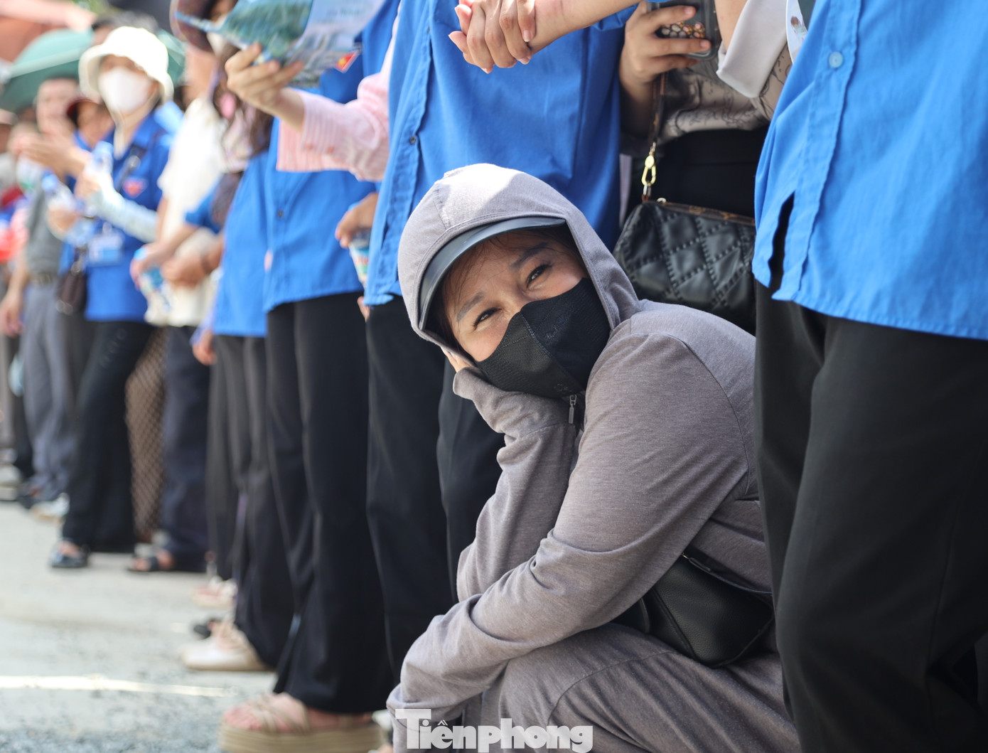 Nhiều phụ huynh đứng ngồi không yên, mắt hướng về cổng trường nghe ngóng tin tức từ con.