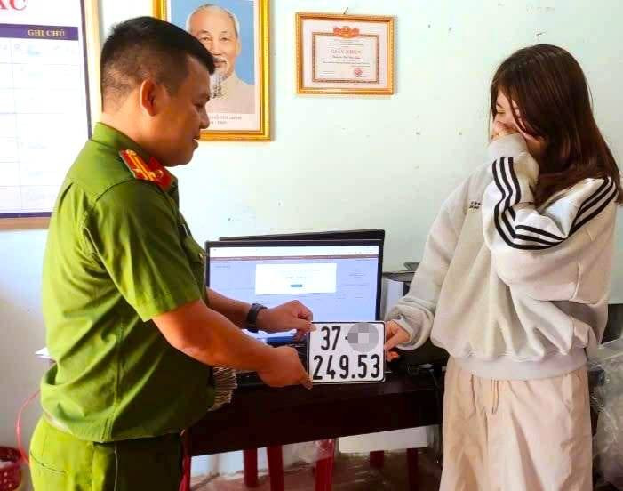 Nhận biển số 249.53, chị B. suýt khóc. Nhận biển số 249.53, chị B. suýt khóc.