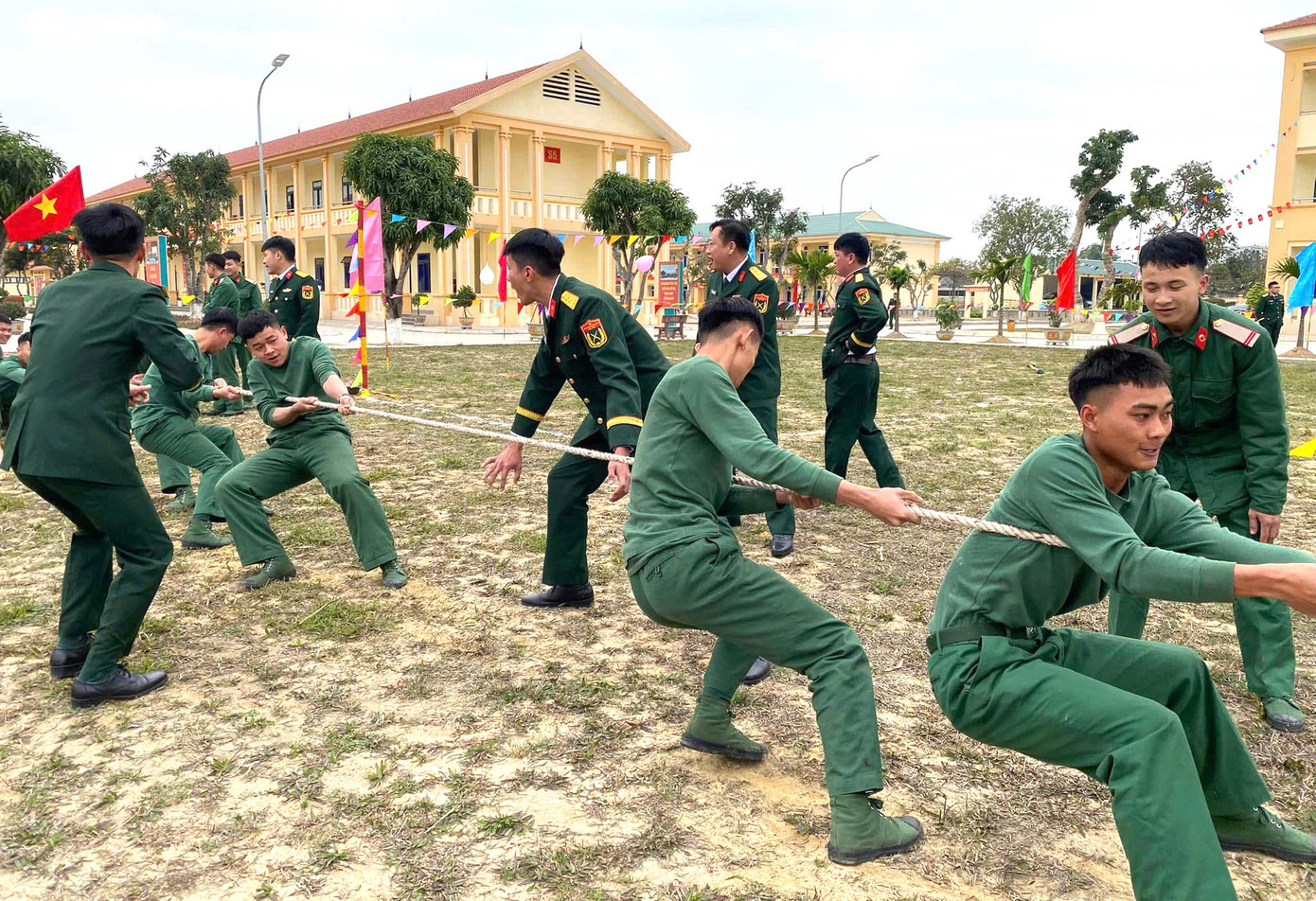 Trò chơi kéo co vừa thể hiện sức mạnh vừa tạo tính đoàn kết tập thể cho các cán bộ chiến sĩ. Trò chơi kéo co vừa thể hiện sức mạnh vừa tạo tính đoàn kết tập thể cho các cán bộ chiến sĩ.