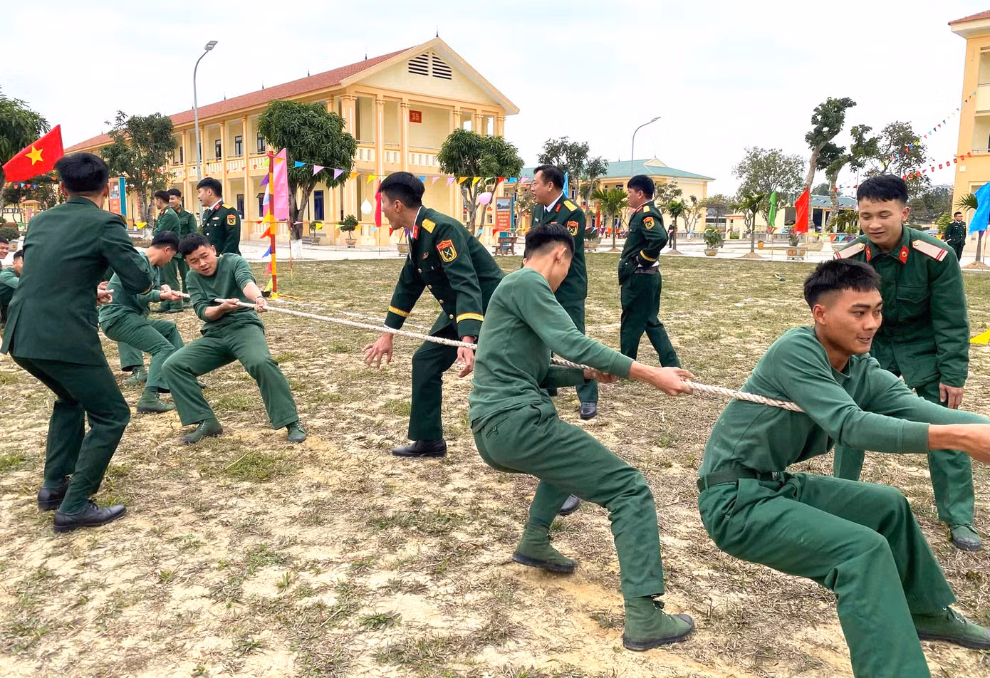 Trò chơi kéo co vừa thể hiện sức mạnh vừa tạo tính đoàn kết tập thể cho các cán bộ chiến sĩ.