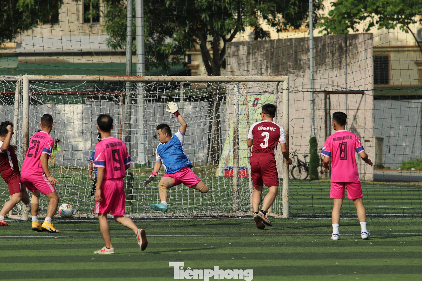 Các Bí thư, Phó Bí thư Đoàn cơ sở thể hiện tài năng trên sân cỏ.