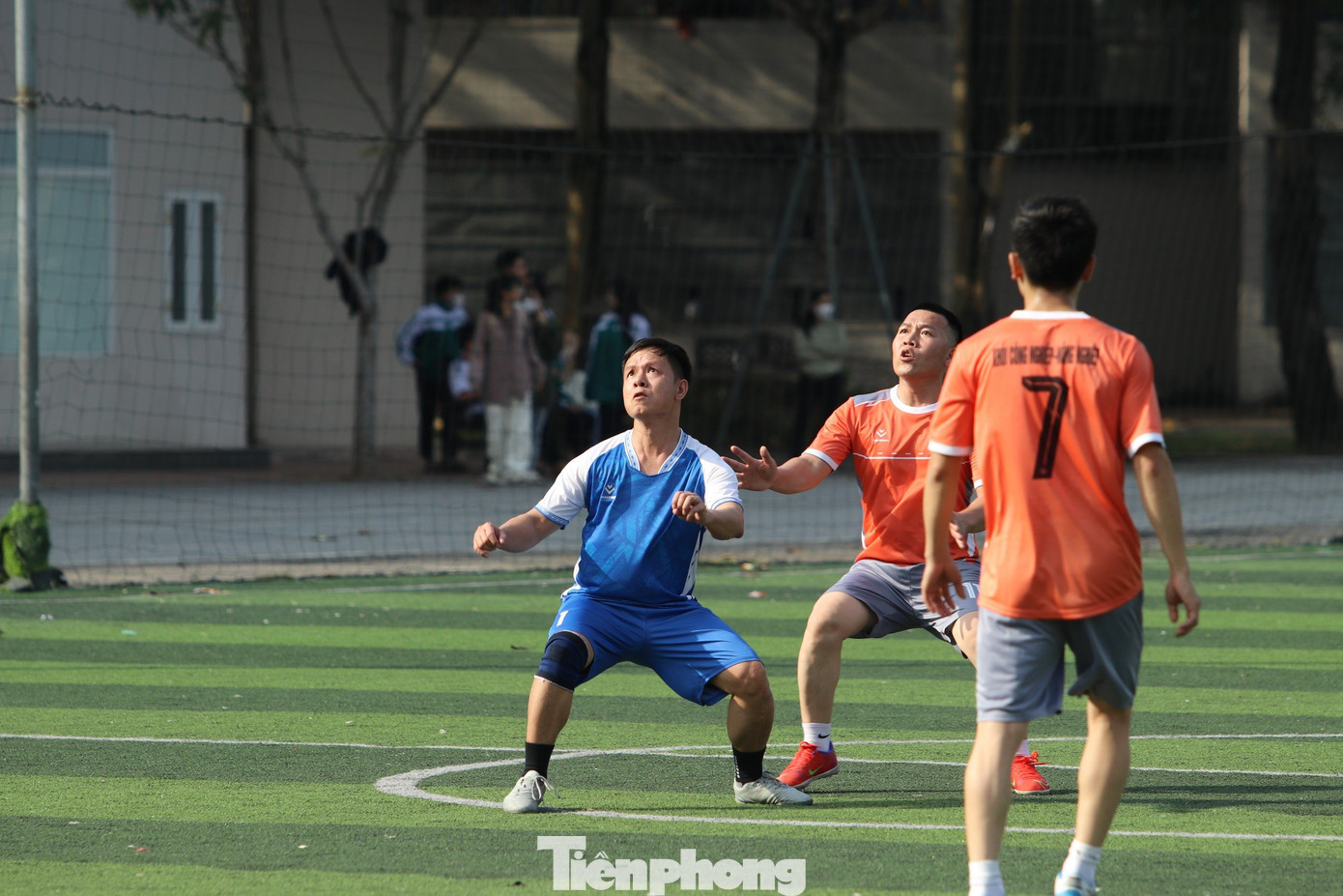 Các Bí thư, Phó Bí thư Đoàn cơ sở thể hiện tài năng trên sân cỏ.