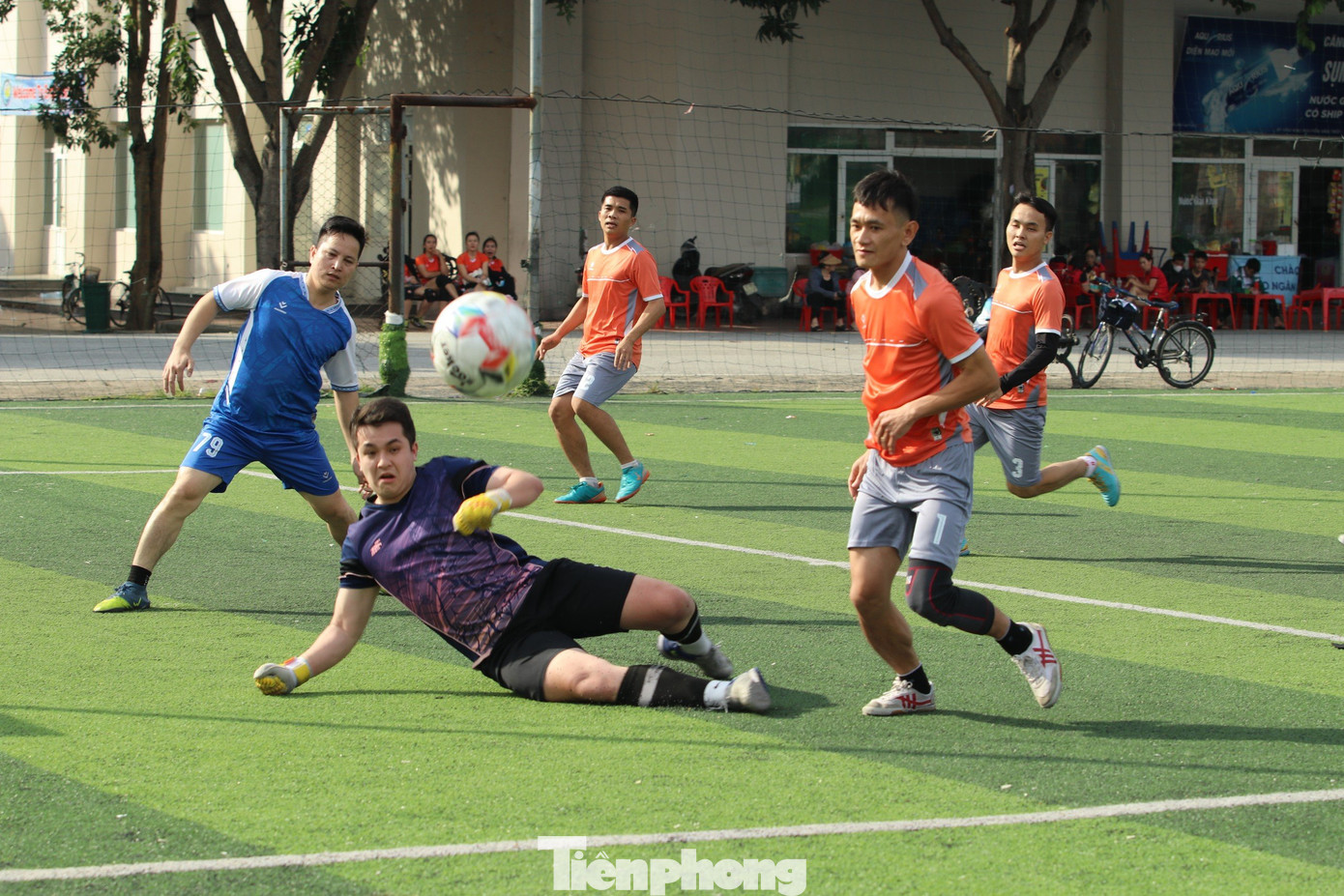 Các Bí thư, Phó Bí thư Đoàn cơ sở thể hiện tài năng trên sân cỏ.