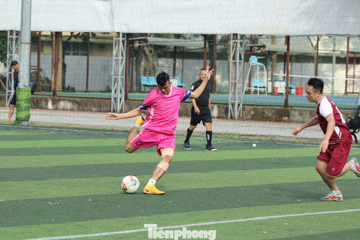 Các Bí thư, Phó Bí thư Đoàn cơ sở thể hiện tài năng trên sân cỏ.