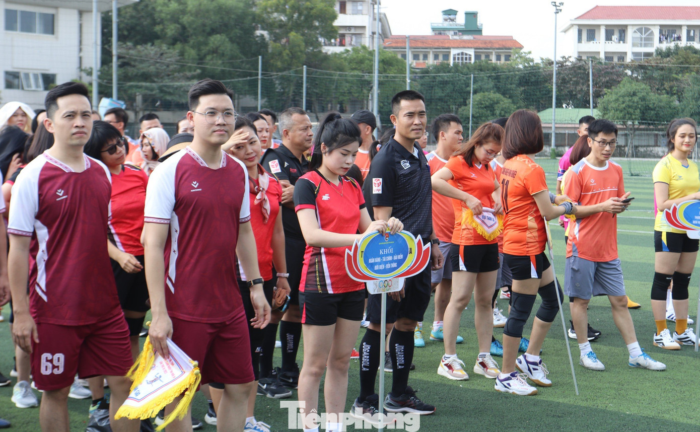 Có 4 đội nam và 4 đội nữ tham dự giải với các môn bóng đá nam và bóng sọt nữ.