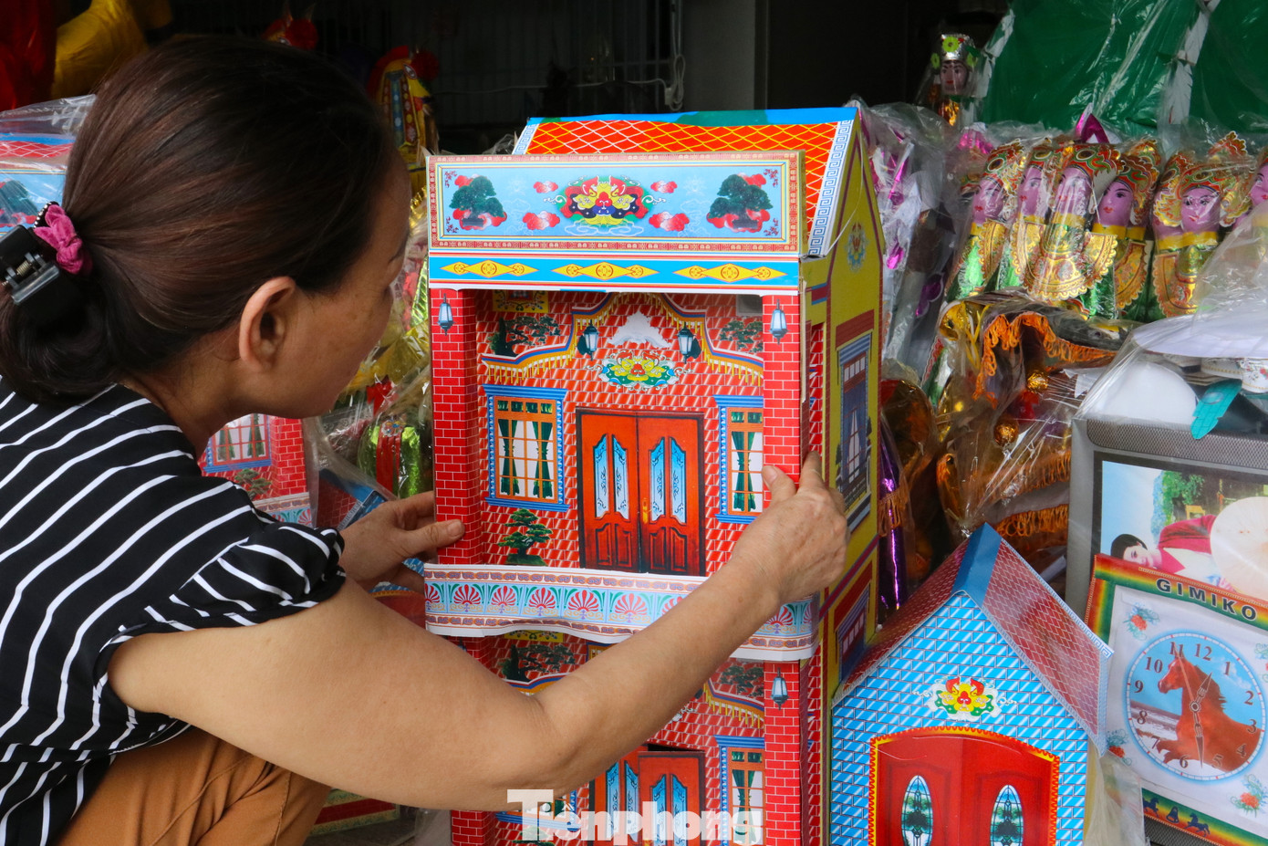 Chủ cơ sở vàng mã Nhỏ Duyệt (xã Hưng Thịnh, Hưng Nguyên, Nghệ An) cho hay họ phải thuê nhiều thợ về làm sẵn hàng để phục vụ khách với nhiều mẫu mã, loại hàng mã khác nhau. Chủ cơ sở vàng mã Nhỏ Duyệt (xã Hưng Thịnh, Hưng Nguyên, Nghệ An) cho hay họ phải thuê nhiều thợ về làm sẵn hàng để phục vụ khách với nhiều mẫu mã, loại hàng mã khác nhau.