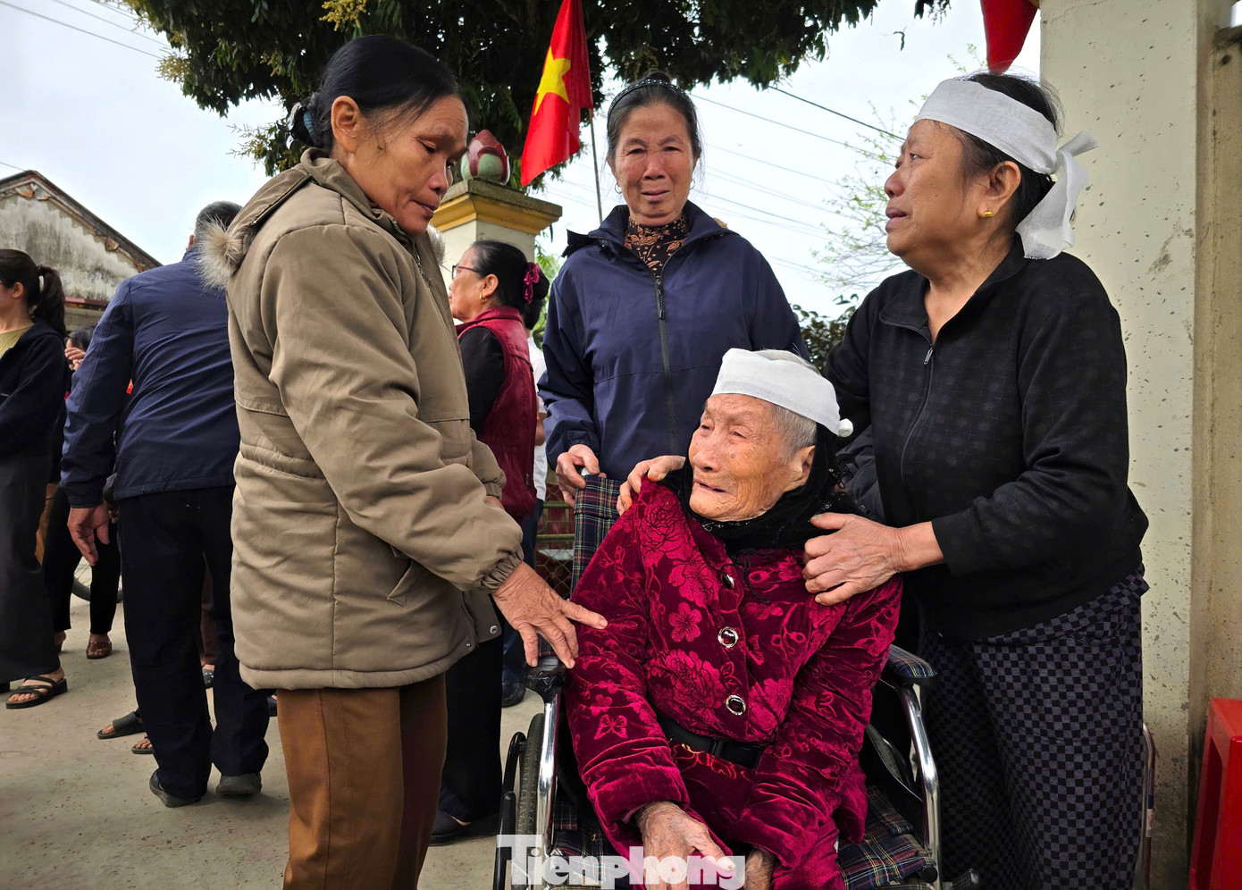 Nghe tin con trai trở về sau hơn nửa thế kỷ, cụ Phạm Thị Lài (104 tuổi, mẹ liệt sĩ Hòa) ngồi xe lăn ngóng đợi. Lo sợ cụ xúc động, người thân phải túc trực cạnh bên để an ủi, động viên.