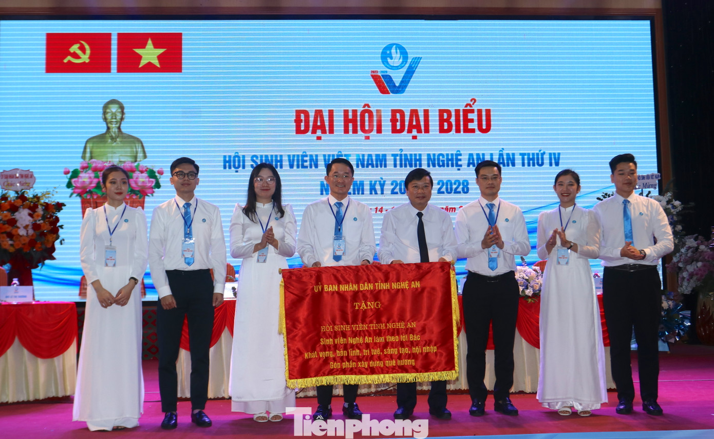 Trao tặng bức trướng của UBND tỉnh tới Hội Sinh viên Việt Nam tỉnh Nghệ An. Trao tặng bức trướng của UBND tỉnh tới Hội Sinh viên Việt Nam tỉnh Nghệ An.