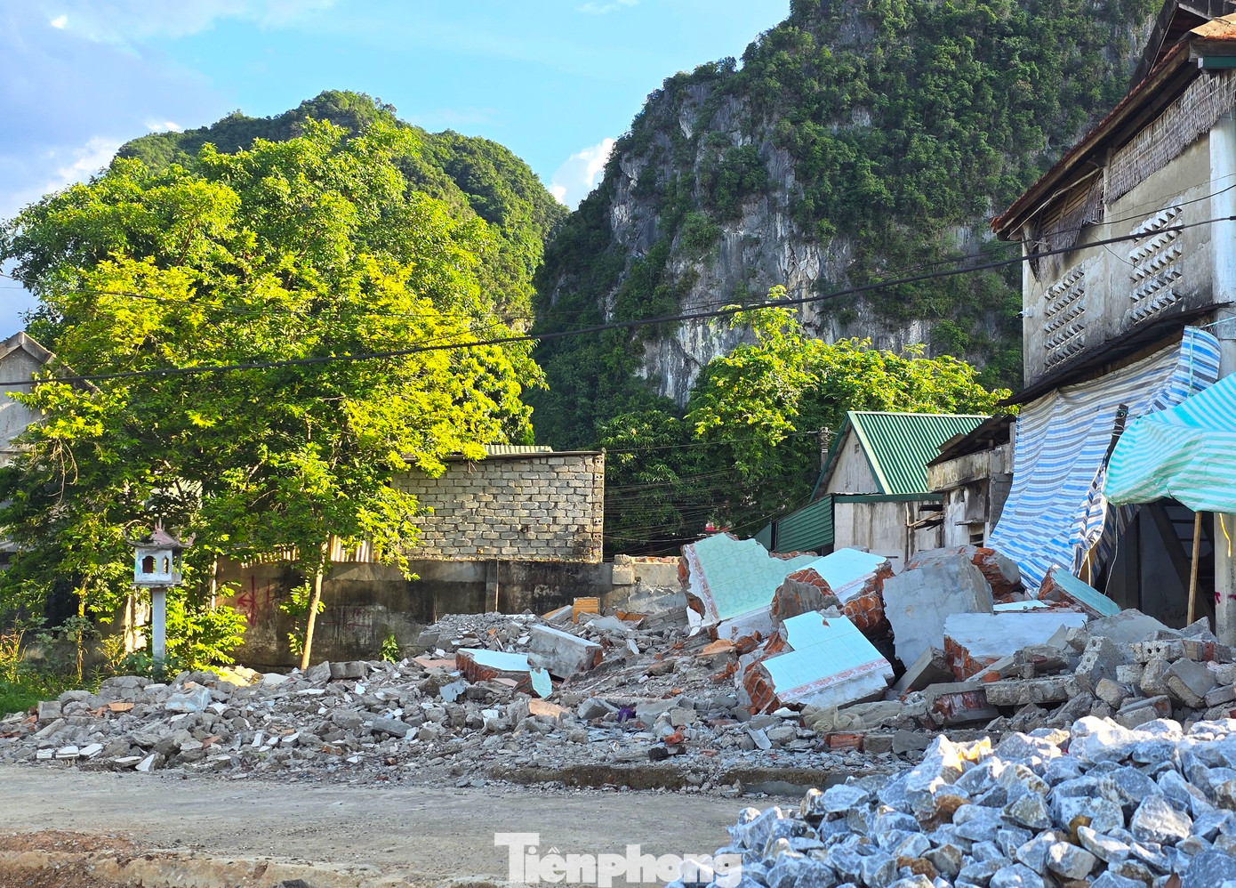 Khu vực này sẽ được thi công đường dẫn nối từ Quốc lộ 7A ra cầu Thành Nam nhưng hiện vẫn còn ngổn ngang.