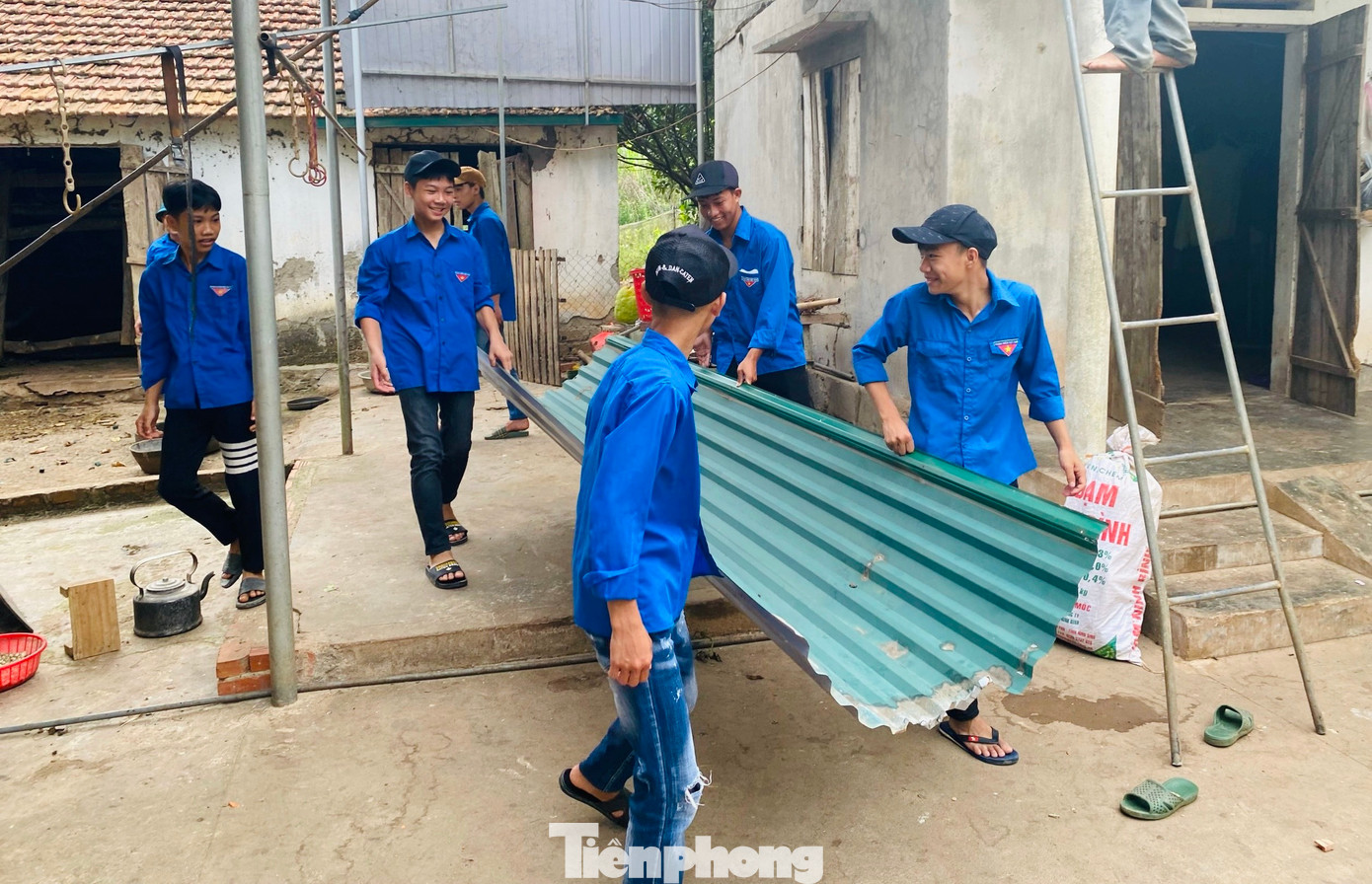 Những tấm mái tôn, những tài sản của hộ dân đều được các đoàn viên thanh niên bảo quản cẩn thận trong quá trình tháo dỡ, tránh gây thiệt hại, hư hỏng. Những tấm mái tôn, những tài sản của hộ dân đều được các đoàn viên thanh niên bảo quản cẩn thận trong quá trình tháo dỡ, tránh gây thiệt hại, hư hỏng.