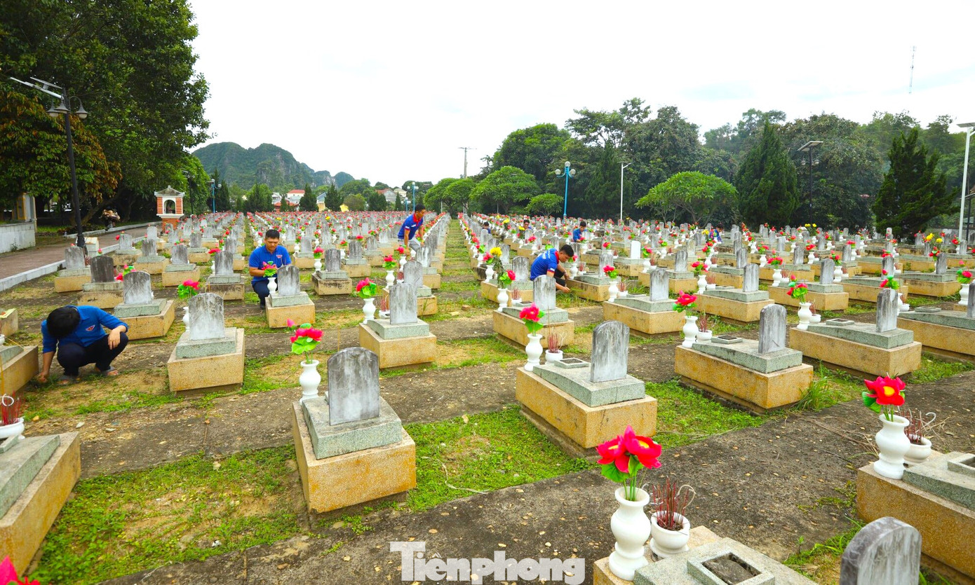 Tuổi trẻ Trường Cao đẳng Việt Hàn đã tổ chức dâng hoa, dâng hương tri ân các anh hùng liệt sĩ tại Nghĩa trang liệt sĩ Việt Lào (huyện Anh Sơn, Nghệ An).