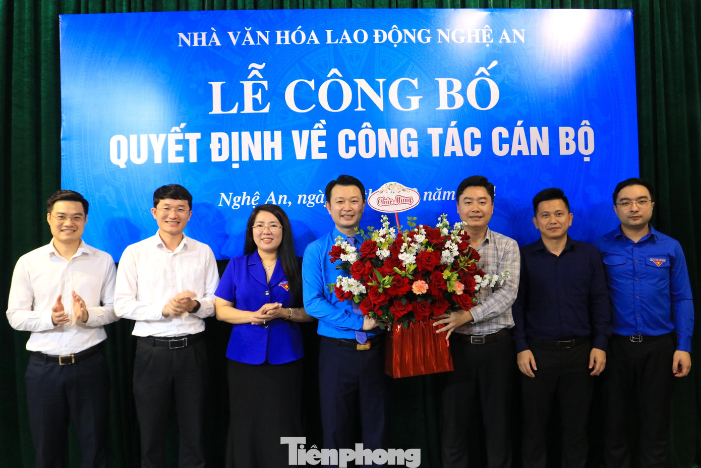 Ban Thường vụ Tỉnh Đoàn Nghệ An và các ban chuyên môn tặng hoa chúc mừng anh Nguyễn Đức Thụ.