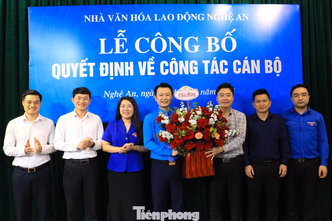 Ban Thường vụ Tỉnh Đoàn Nghệ An và các ban chuyên môn tặng hoa chúc mừng anh Nguyễn Đức Thụ. Ban Thường vụ Tỉnh Đoàn Nghệ An và các ban chuyên môn tặng hoa chúc mừng anh Nguyễn Đức Thụ.
