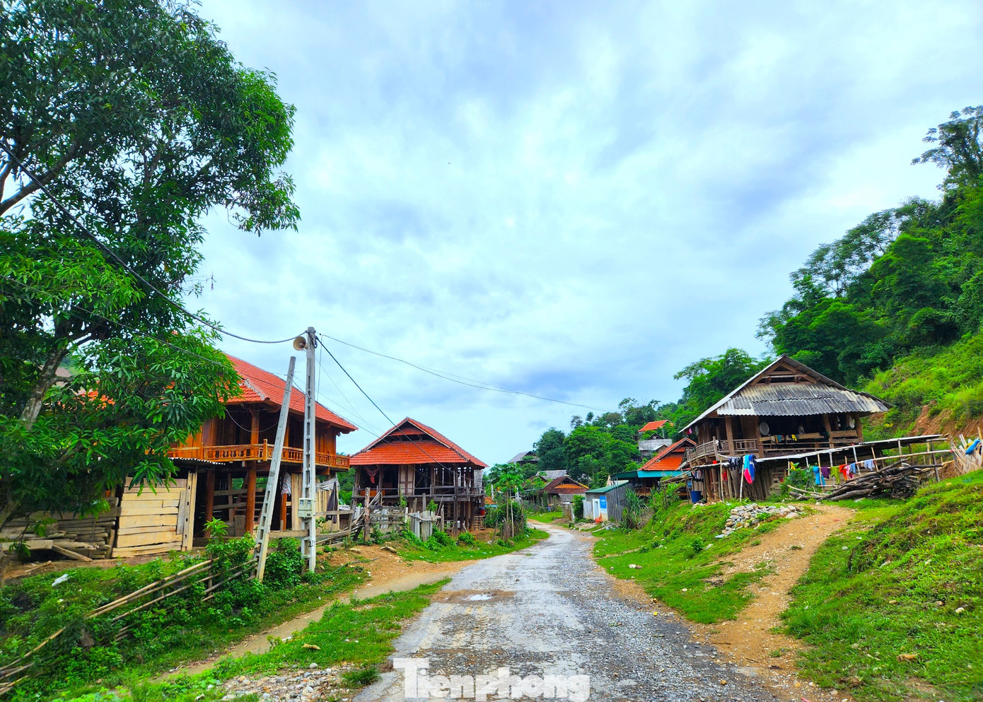 Các xã vùng sâu, vùng xa, vùng biên giới luôn là địa điểm hướng đến của những đối tượng trong đường dây mua bán người. Tại xã Hữu Kiệm tình trạng này diễn ra với số lượng lớn. Theo thống kê, chỉ trong một thời gian ngắn, có hàng chục phụ nữ mang thai ở xã Hữu Kiệm vượt biên qua Trung Quốc để đẻ rồi bán con. Trước tình trạng này, năm 2022 chính quyền xã Hữu Kiệm đã lên kế hoạch để ngăn chặn và thành lập tổ công tác đặc biệt để theo dõi, vận động và tuyên truyền với tên gọi “Tổ canh gác bào thai”.