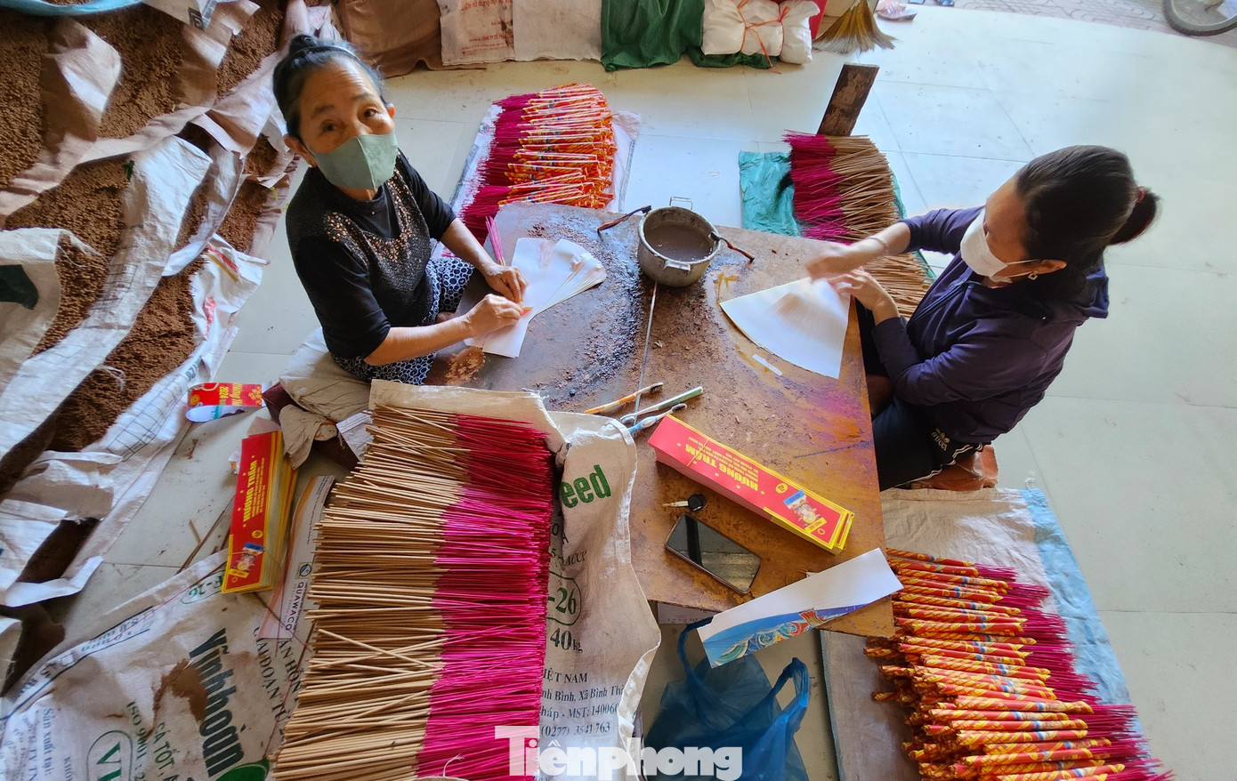 Hương sau khi phơi khô được chuyển sang cho những nhân công quấn thành từng búp và dán nhãn để giao cho khách. Được biết, hương ở làng nghề Tây Lân không chỉ phục vụ các thị trường trong nước mà còn được xuất khẩu sang nước Lào.