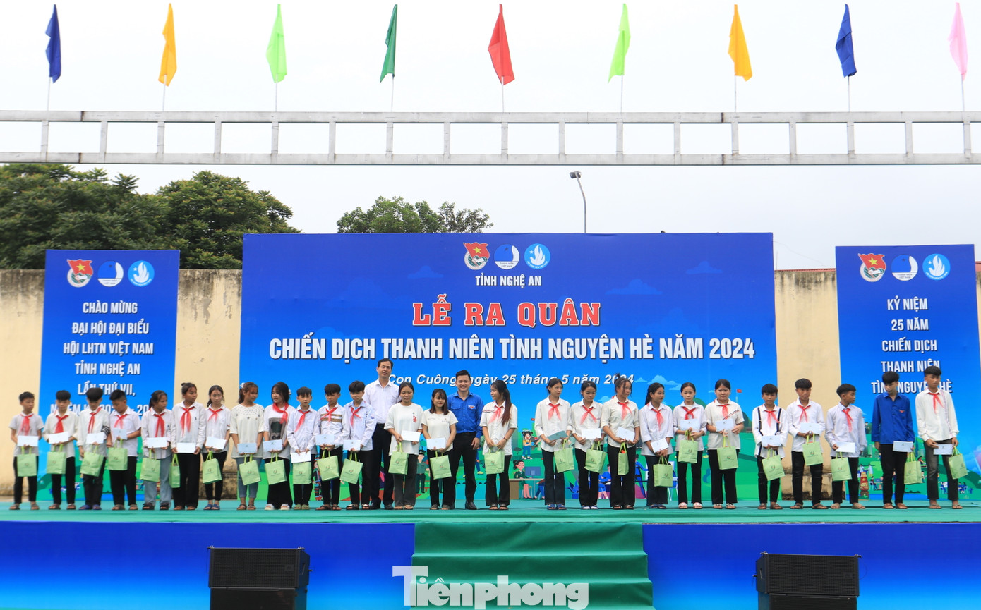 Trao tặng 50 suất học bổng trị giá 500.000 đồng mỗi suất và 50 túi thuốc cho các em học sinh với tổng trị giá 50.000.000 đồng. Trao tặng 50 suất học bổng trị giá 500.000 đồng mỗi suất và 50 túi thuốc cho các em học sinh với tổng trị giá 50.000.000 đồng.