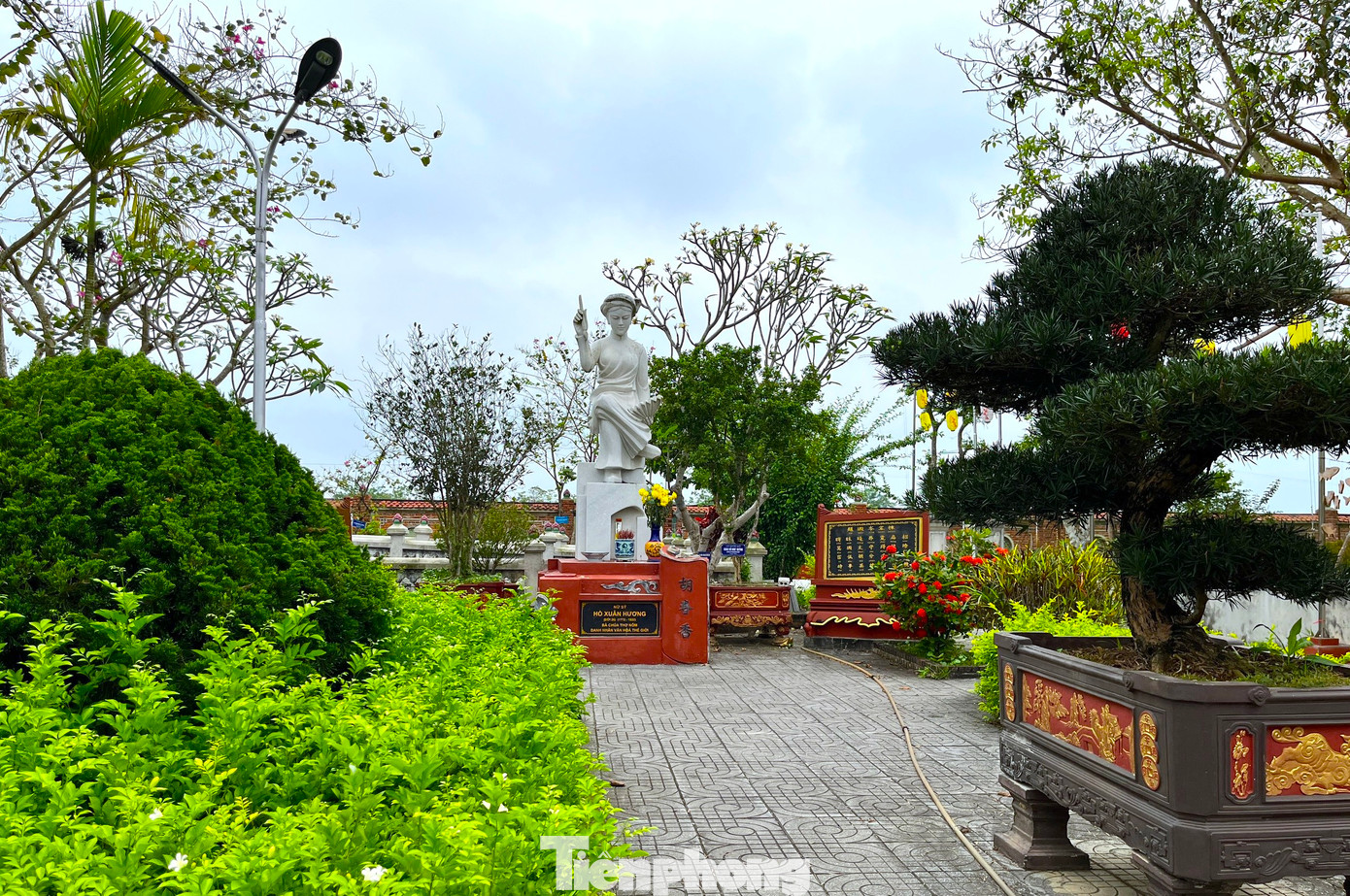 Bức tượng nữ sĩ Hồ Xuân Hương - người được mệnh danh là Bà chúa thơ Nôm, ở khuôn viên nhà thờ họ Hồ đại tộc.