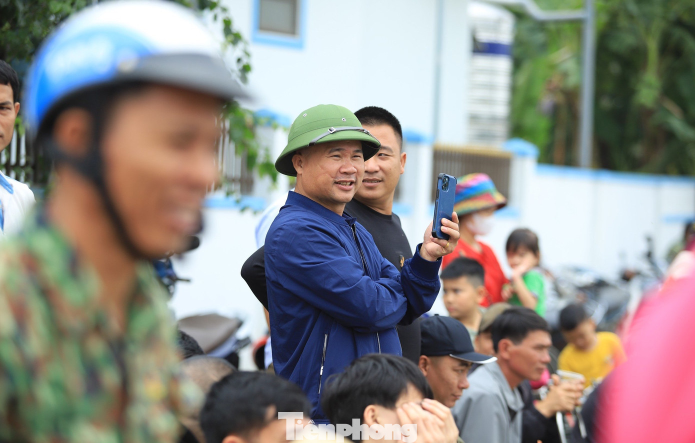 Nhiều người mang điện thoại ra để quay phát trực tiếp lễ hội lên mạng xã hội.