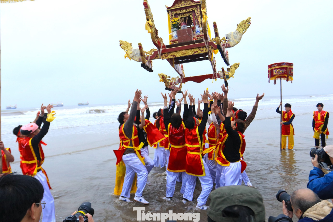 Những chiếc kiệu được tung lên trời trong tiếng chiêng trống và tiếng hò reo cổ vũ của những người rước và của du khách xung quanh.