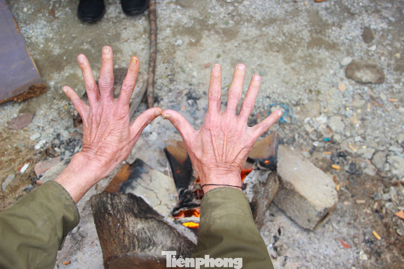 Trời lạnh, nhiều người già trong bản tập trung lại với nhau rồi đốt củi sưởi ấm tay chân. Ông Mùa Bá Giờ - Chủ tịch UBND xã Huồi Tụ cho biết, những ngày qua nhiệt độ trên địa bàn xã dao động khoảng 8-9 độ C. Đặc biệt sương mù luôn phủ kín, dày đặc nên cuộc sống người dân cũng ảnh hưởng. Chủ tịch xã Huồi Tụ cho biết, những năm trước người miền xuôi lên xã mua đào của người dân để về chơi Tết rất nhiều. Tuy nhiên năm nay lượng khách đến mua thưa thớt, nguồn thu nhập của người dân cũng bớt đi.