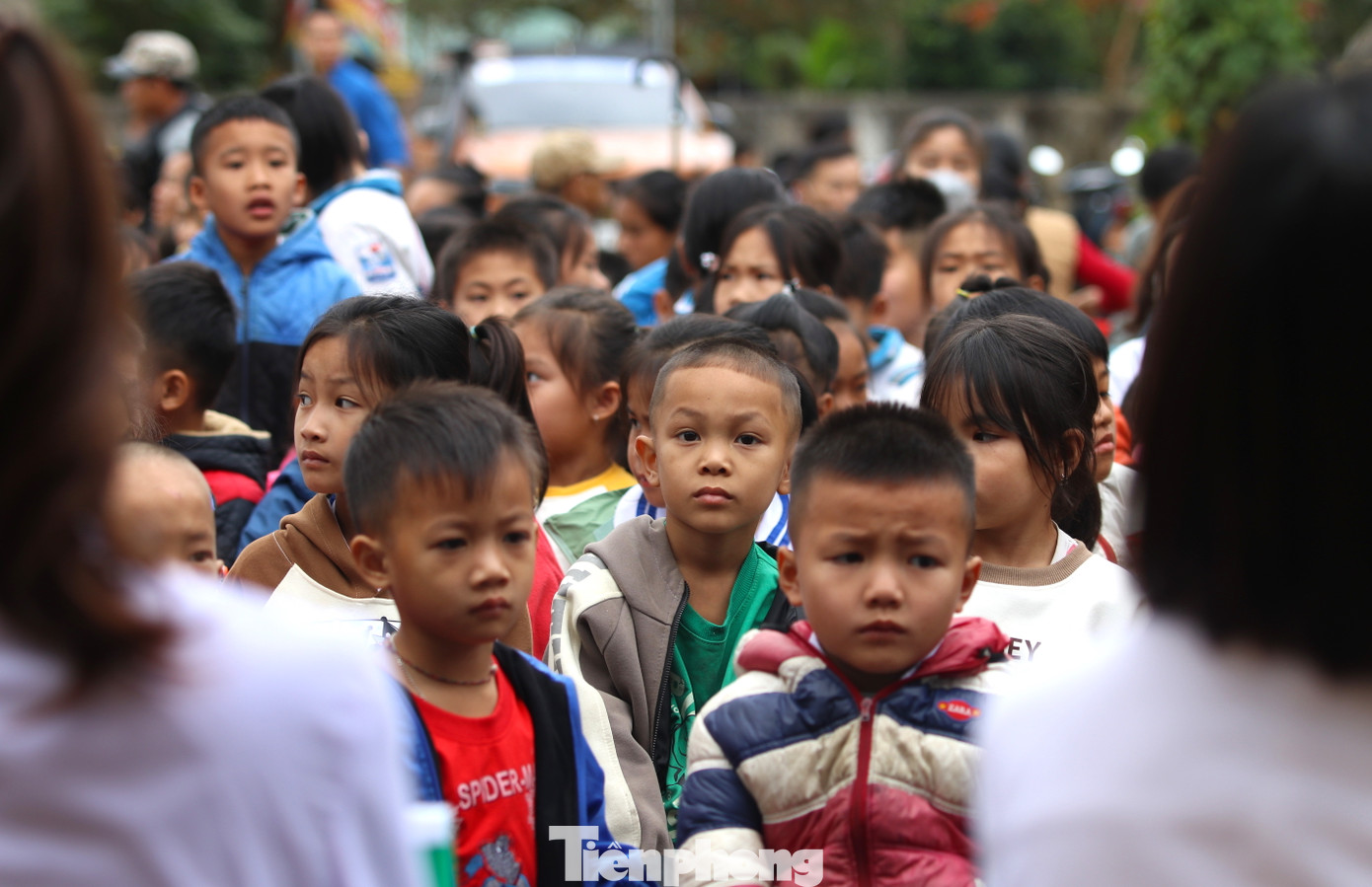 ....và 100 trẻ em là học sinh trên địa bàn bản.