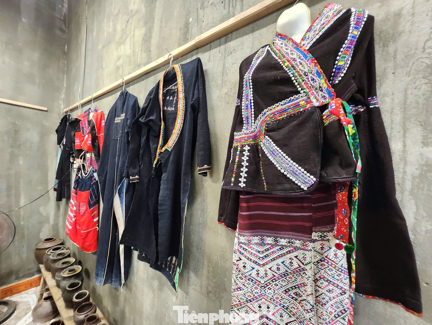 Ngoài bộ đồ cổ này, trong "bảo tàng" của bà Bích còn có nhiều bộ trang phục của các dân tộc khác với niên đại từ 80-100 năm.