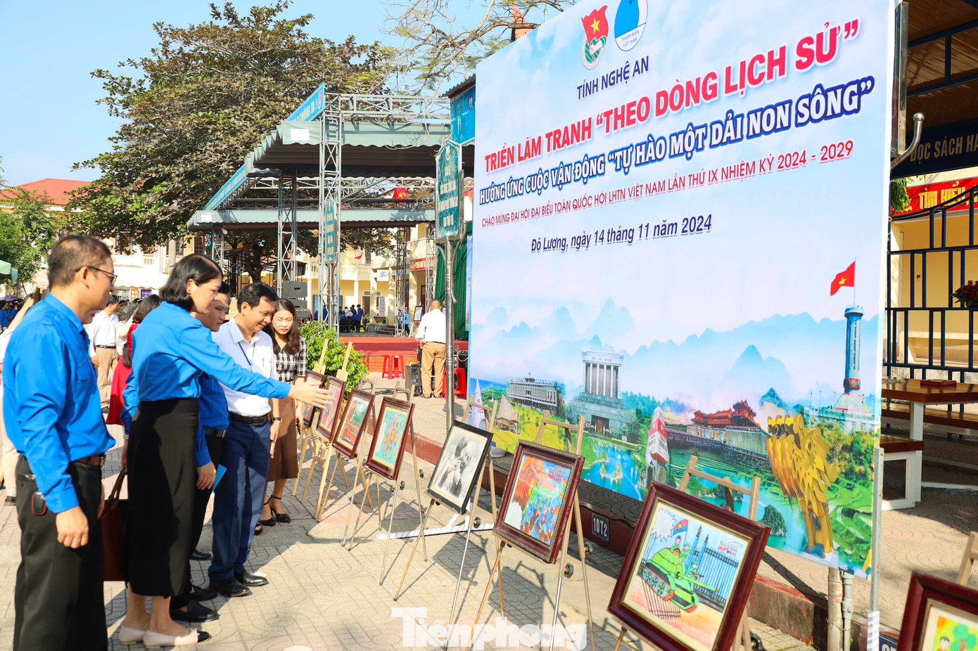 Đại biểu tham gia triển lãm tranh “Theo dòng Lịch sử” hưởng ứng cuộc vận động “Tự hào một dải non sông”.