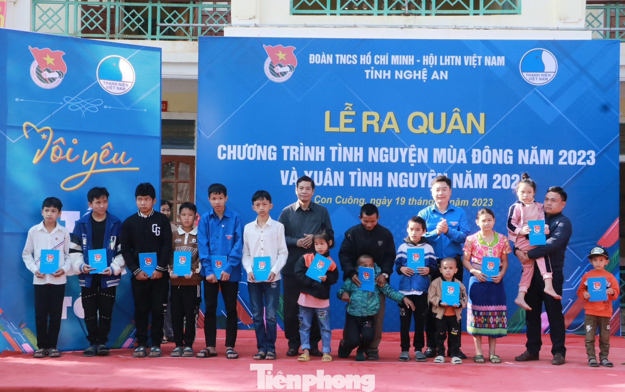 Tại Lễ ra quân, Ban Tổ chức chương trình đã tặng 32 suất quà cho các em học sinh khuyết tật vươn lên học tập tốt trên địa bàn xã Thạch Ngàn; trao 150 suất quà tại gian hàng chia sẻ yêu thương.