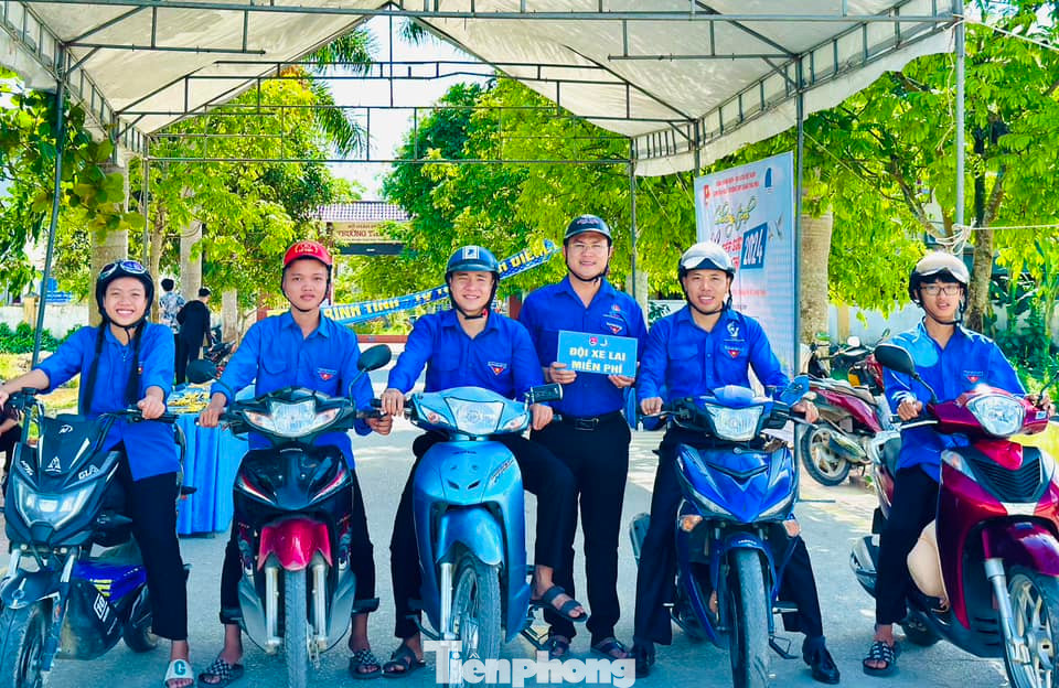 Để hỗ trợ các thí sinh, các đoàn viên thanh niên đã lập nhiều điểm hỗ trợ trước cổng trường thi. Tổ chức nhiều đội hình taxi tình nguyện; đội xe lai miễn phí; hỗ trợ phát nước uống, điểm giữ đồ miễn phí; hỗ trợ suất ăn, chỗ trọ miễn phí cho thí sinh ở xa.