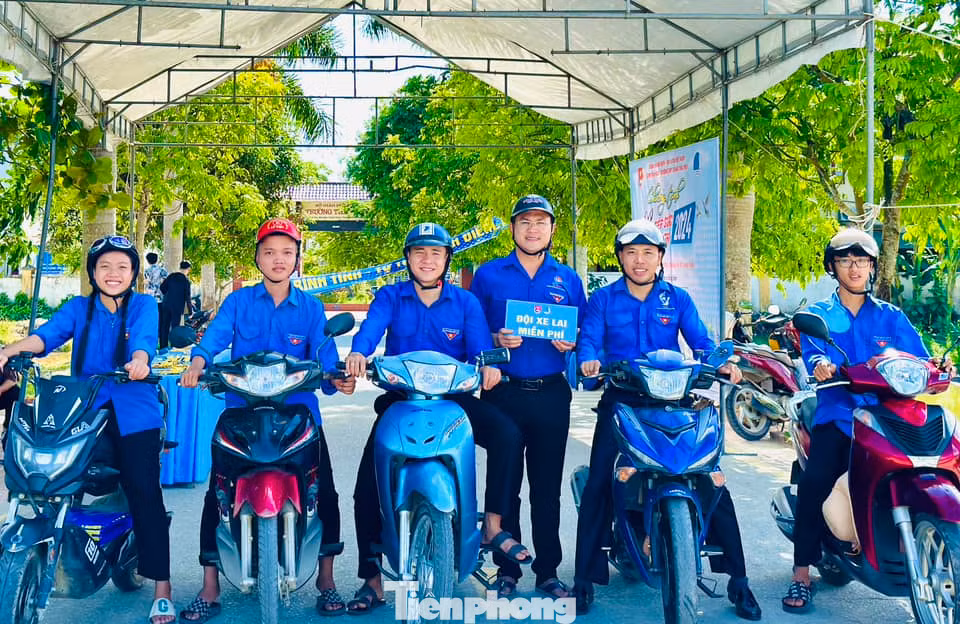Để hỗ trợ các thí sinh, các đoàn viên thanh niên đã lập nhiều điểm hỗ trợ trước cổng trường thi. Tổ chức nhiều đội hình taxi tình nguyện; đội xe lai miễn phí; hỗ trợ phát nước uống, điểm giữ đồ miễn phí; hỗ trợ suất ăn, chỗ trọ miễn phí cho thí sinh ở xa.