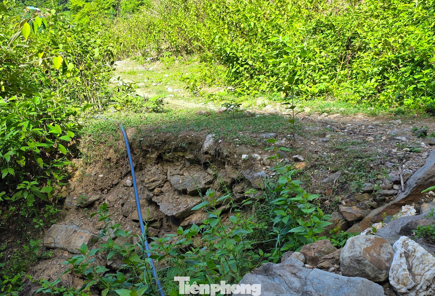 Nhiều đoạn đất đá sạt lở xuống chắn gần hết toàn bộ mặt đường, có đoạn bị dòng nước chảy từ trên núi xuống làm xói mòn, sạt lở, tạo thành những hố sâu, vắt ngang qua đường khiến việc đi lại khó khăn.