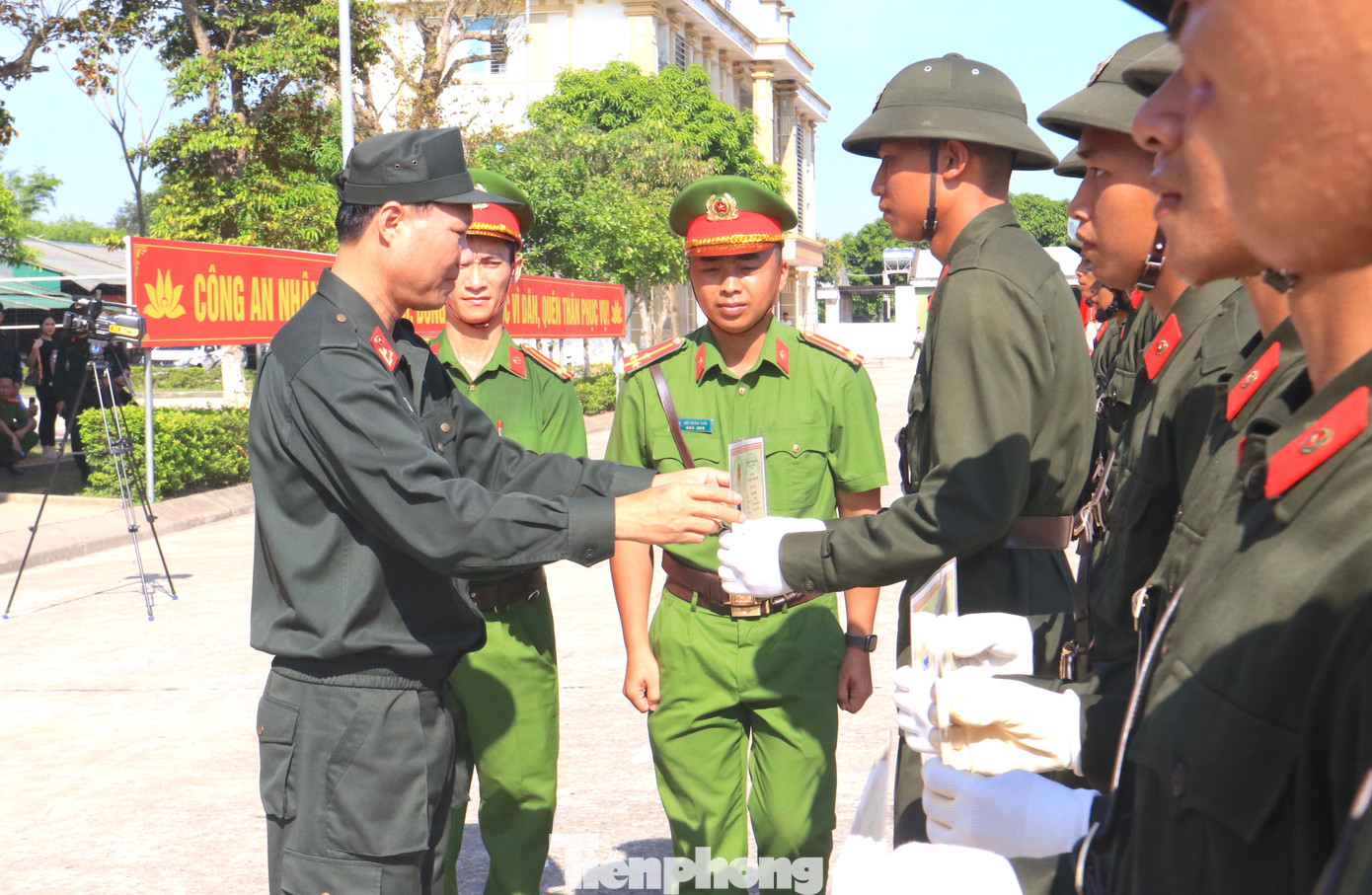 Thượng tá Thái Doãn Bằng - Trung đoàn Trưởng Trung đoàn CSCĐ Bắc Trung Bộ trao chứng chỉ hoàn thành chương trình huấn luyện cho các chiến sĩ.